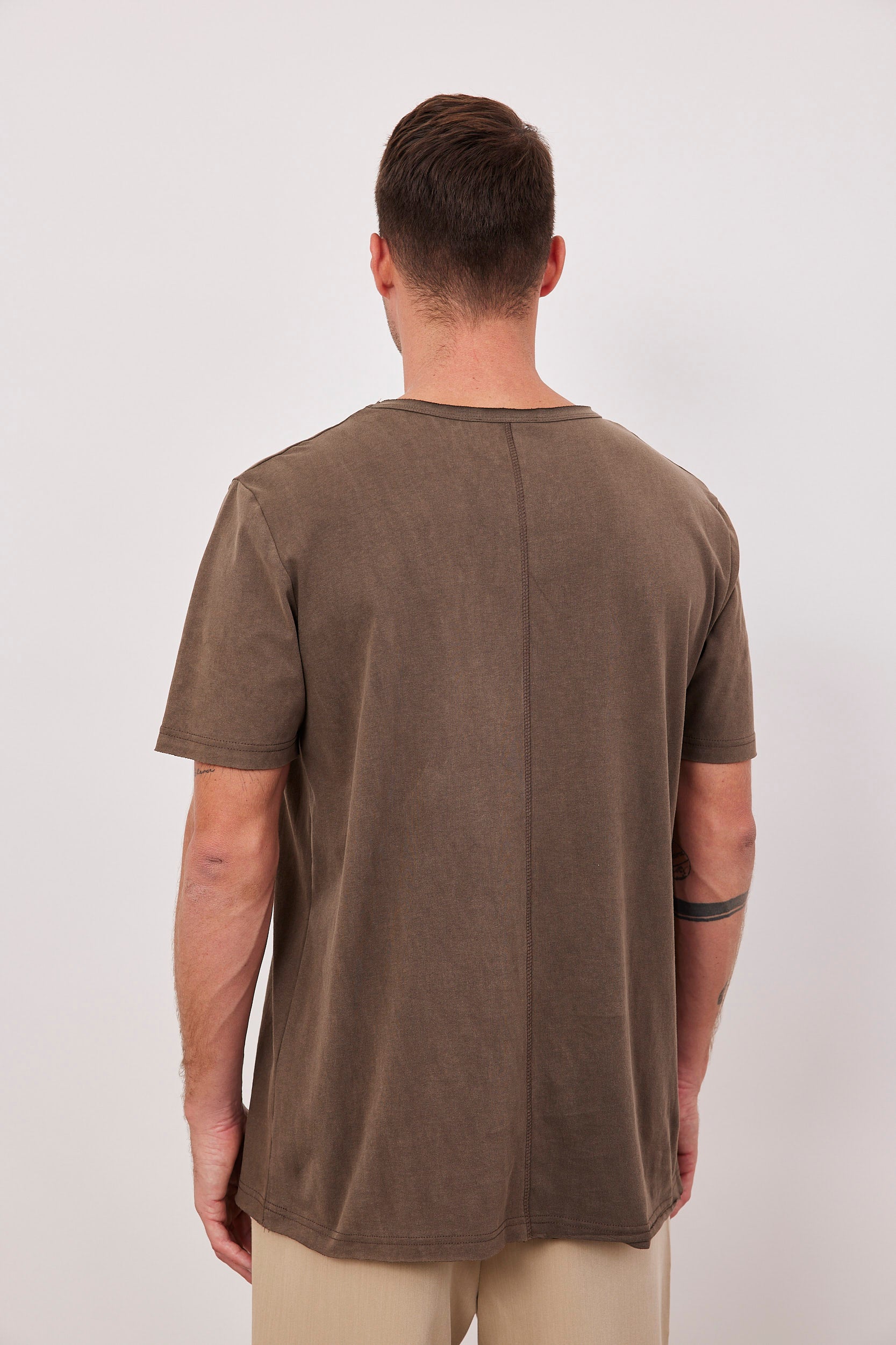 חולצת ווש בסיומת גזורה