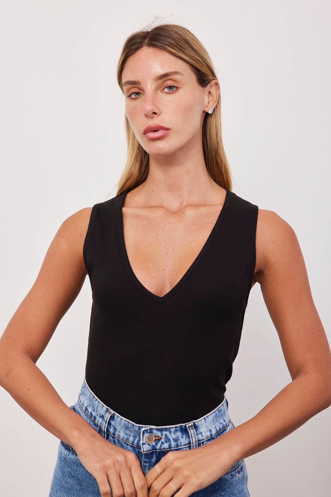 גופייה במפתח וי - ITAY BRANDS