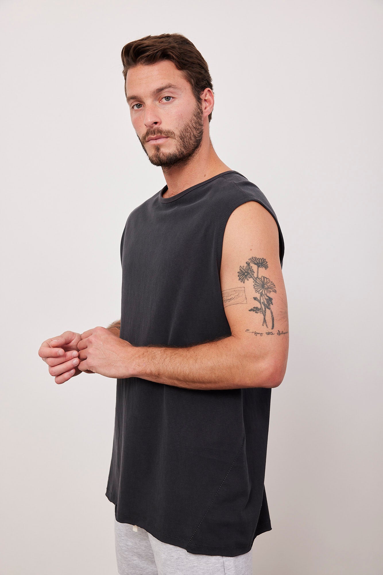 גופייה עם תיפורים צידיים - ITAY BRANDS