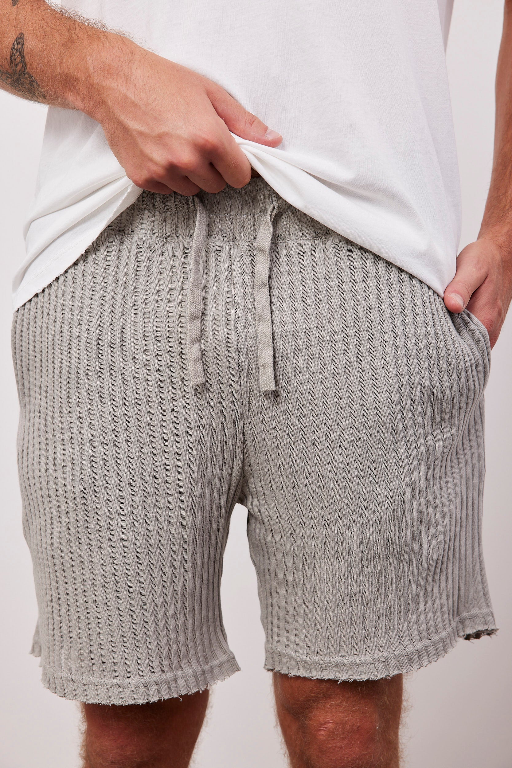 מכנסיים בטקסטורת פסים בשילוב קרעים - ITAY BRANDS