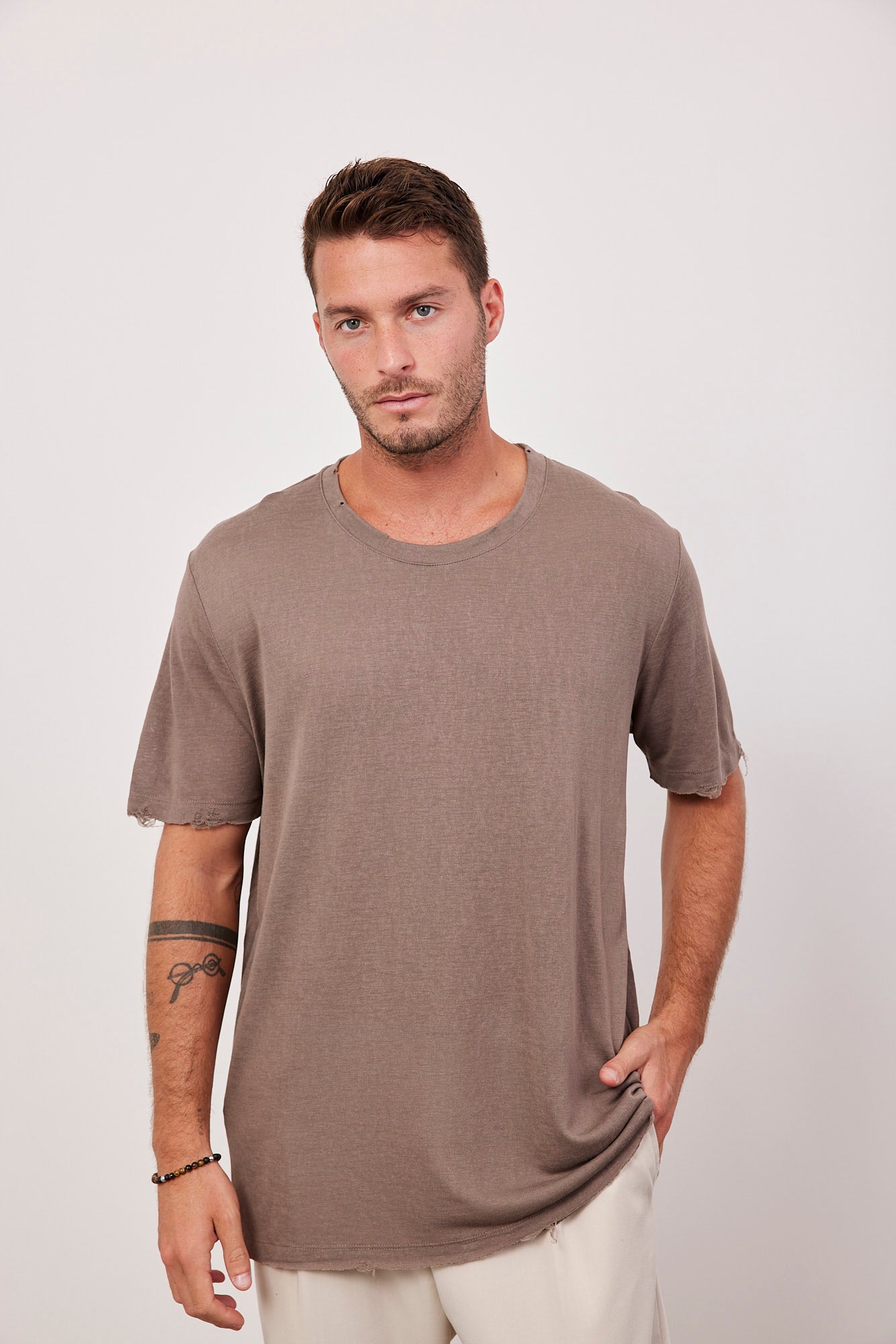 טי-שרט קרעים במראה פשתן