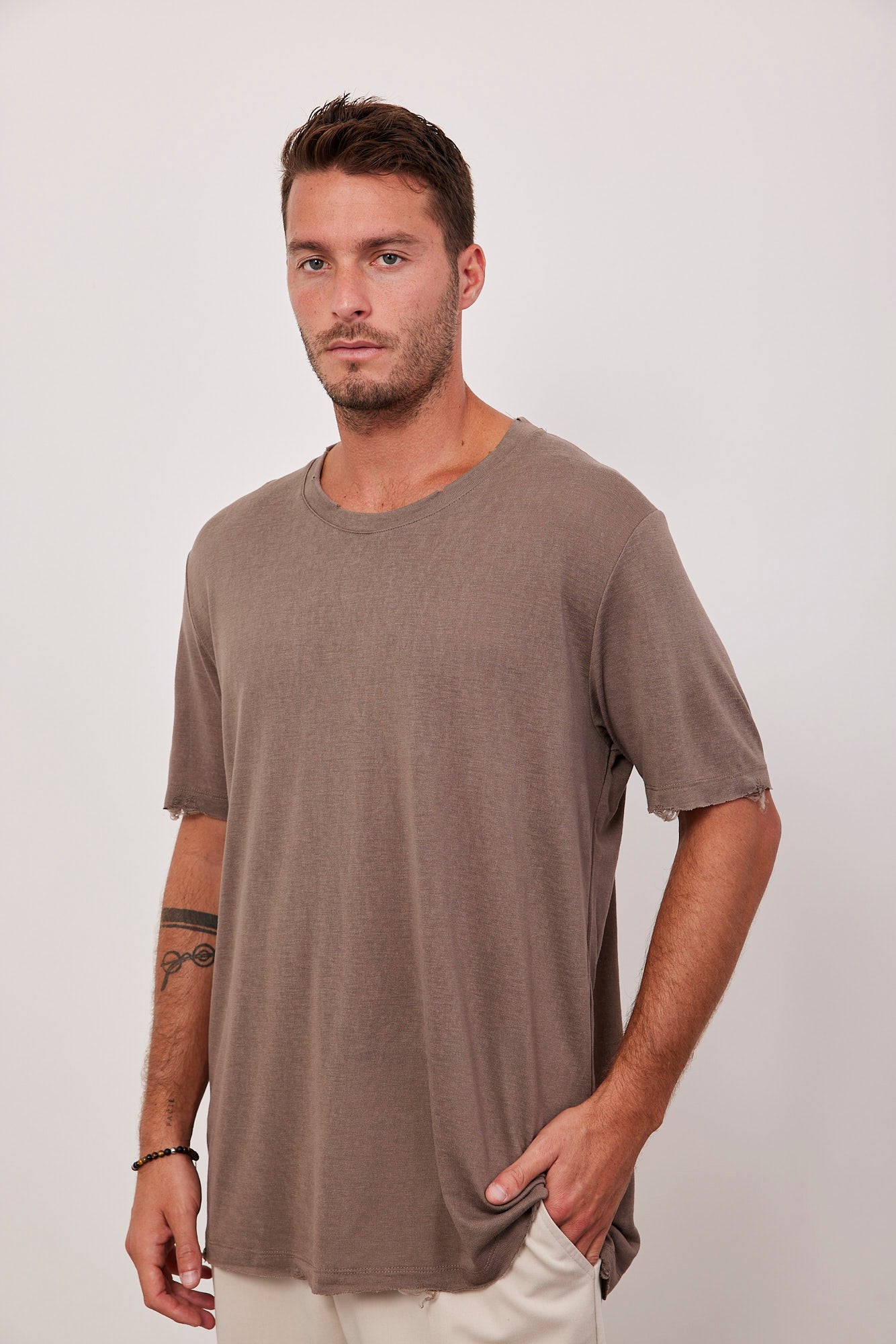 טי-שרט קרעים במראה פשתן