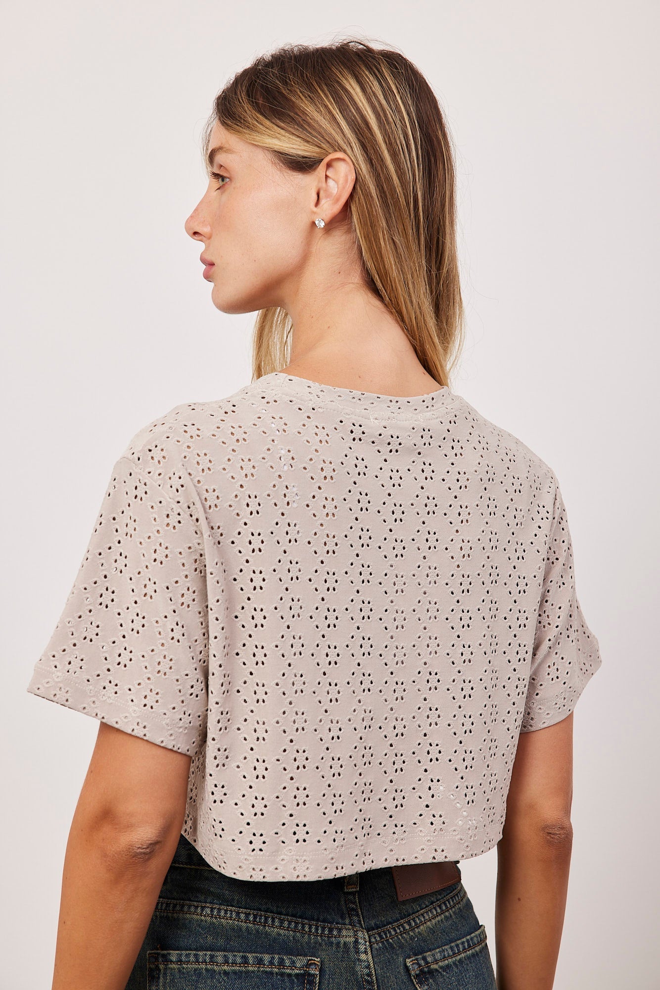 חולצת קרופ עם חירורים - ITAY BRANDS