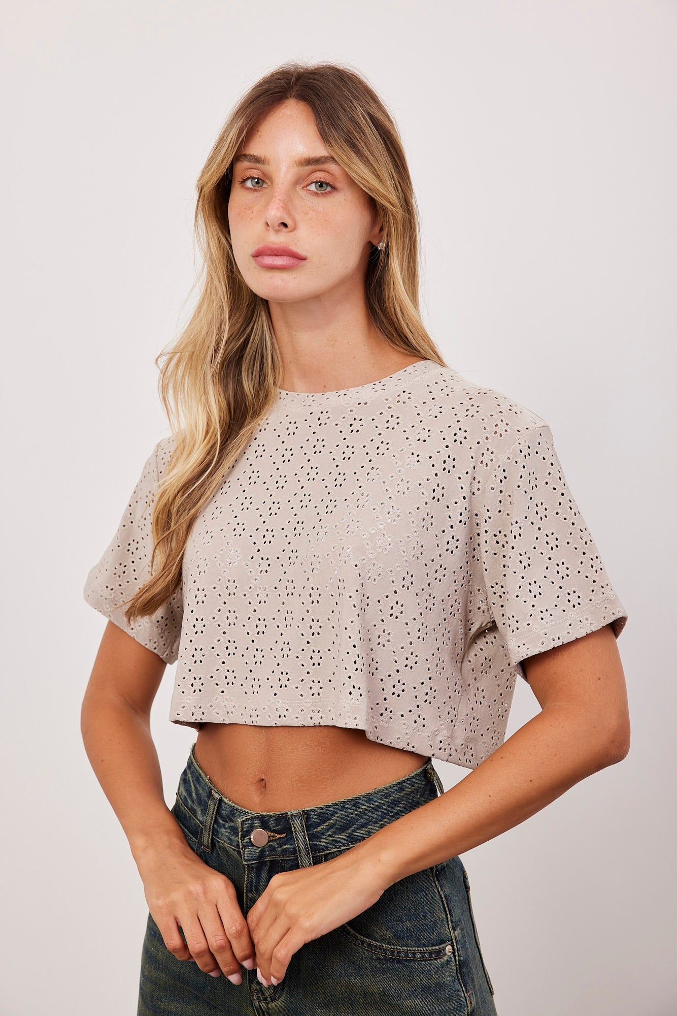 חולצת קרופ עם חירורים - ITAY BRANDS