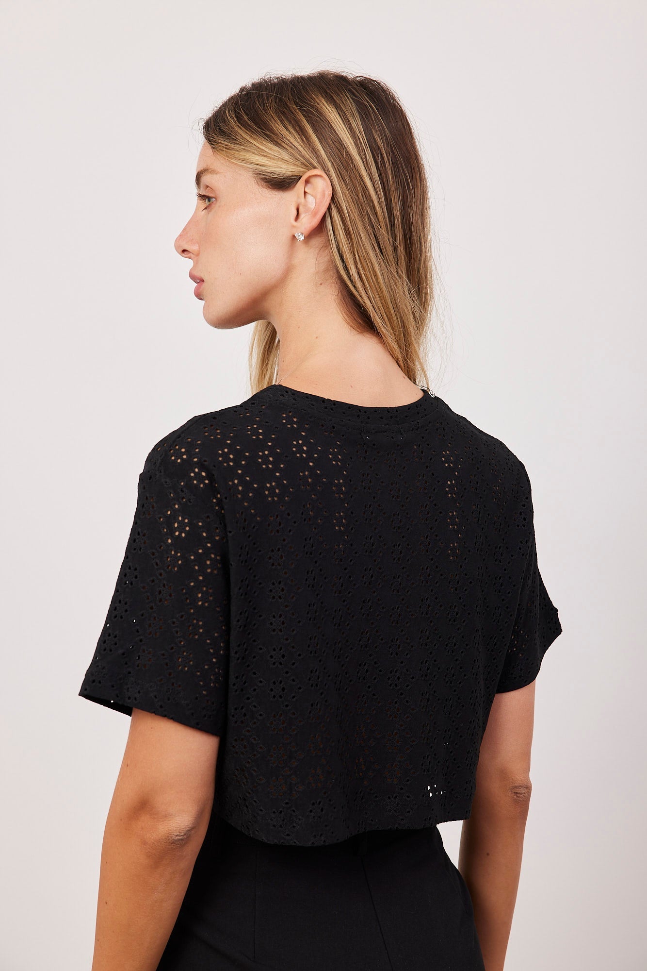 חולצת קרופ עם חירורים - ITAY BRANDS