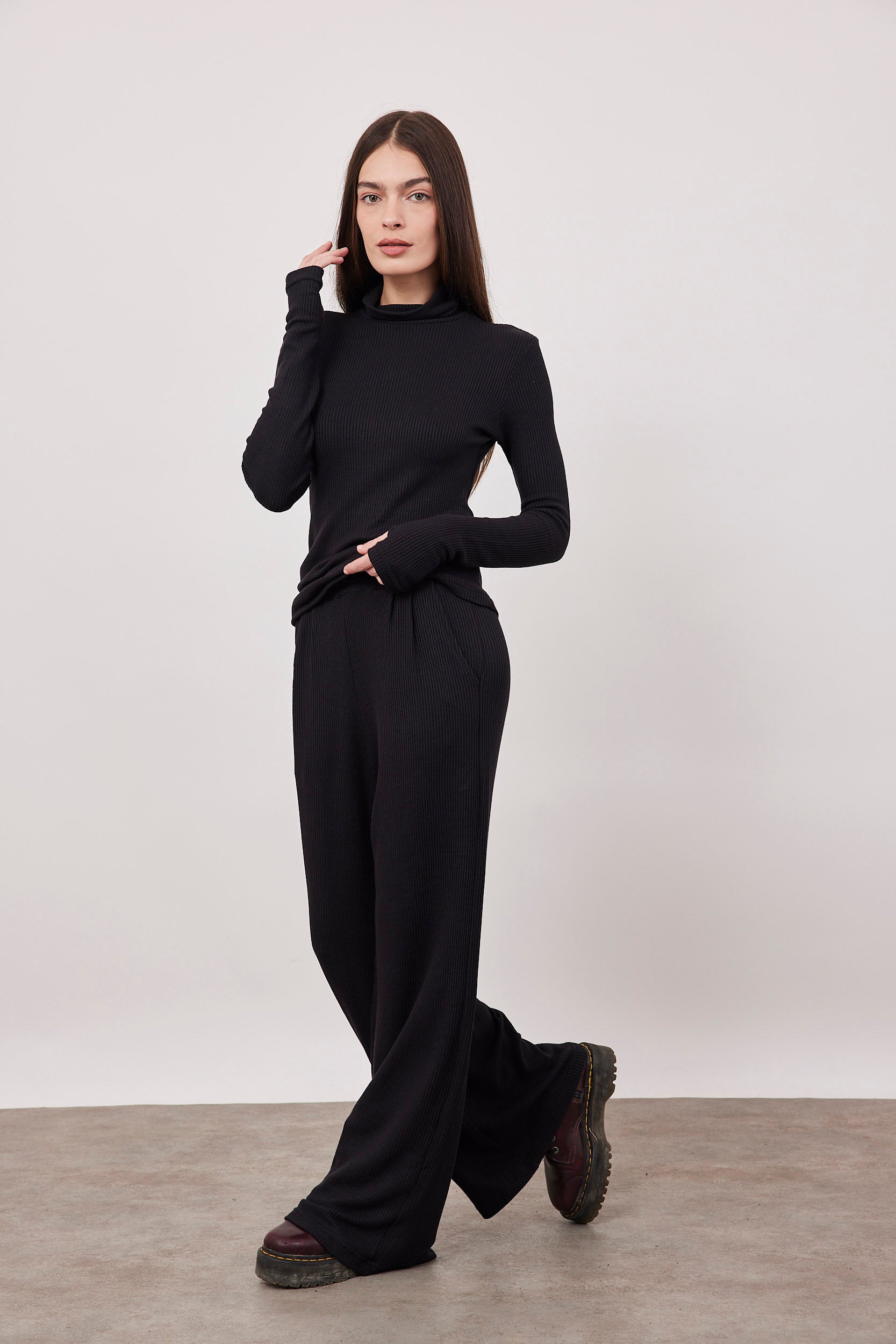 מכנסיים מתרחבים בטקסטורת פסים