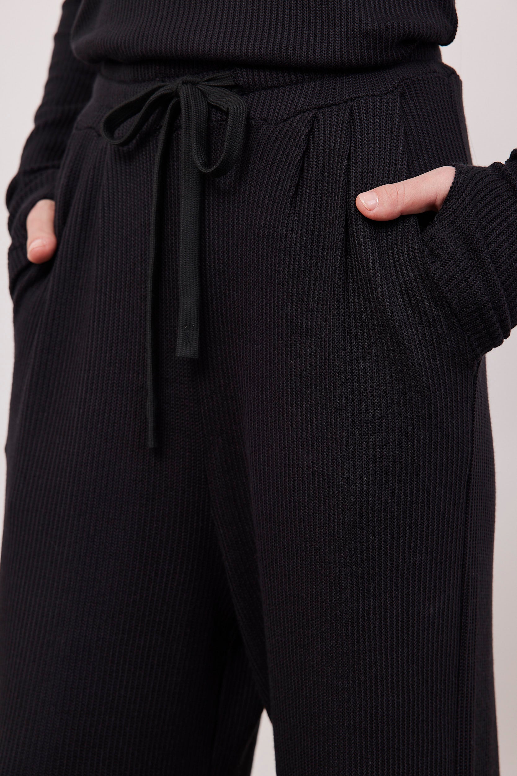 מכנסיים מתרחבים בטקסטורת פסים