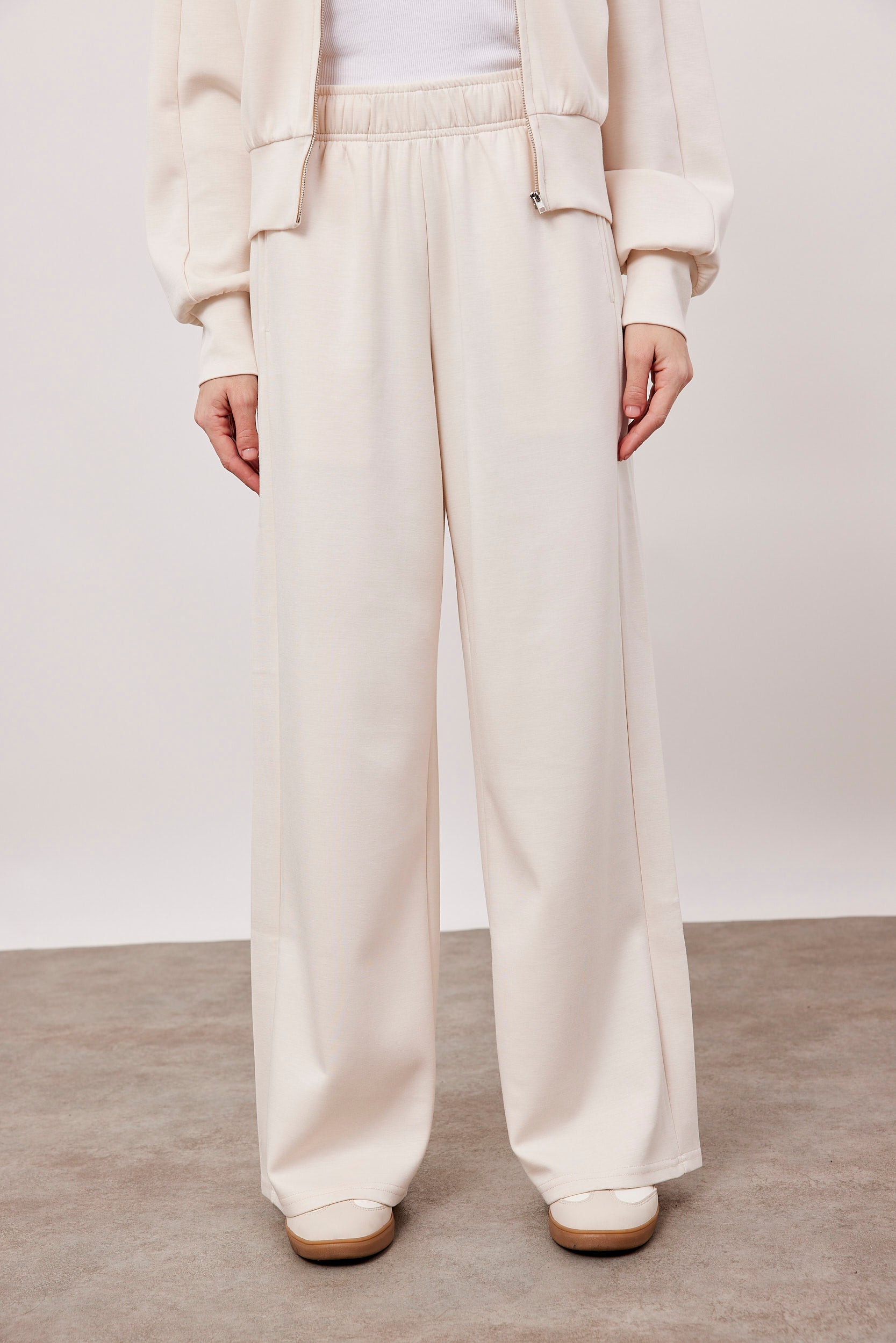 מכנסי טרנינג גזרה רחבה