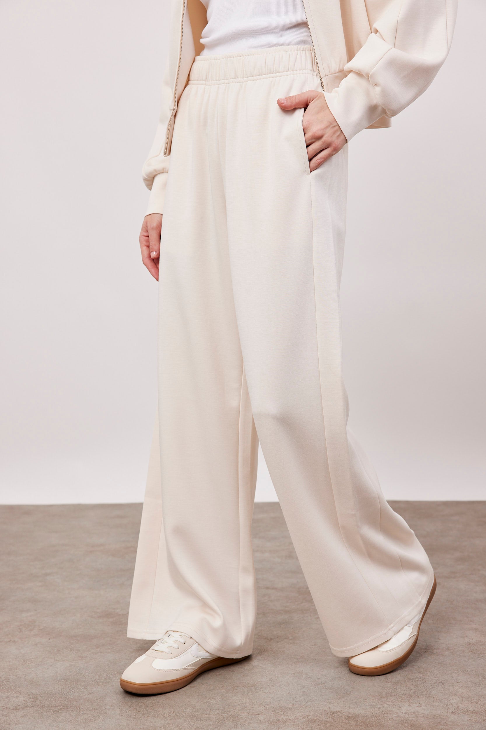 מכנסי טרנינג גזרה רחבה