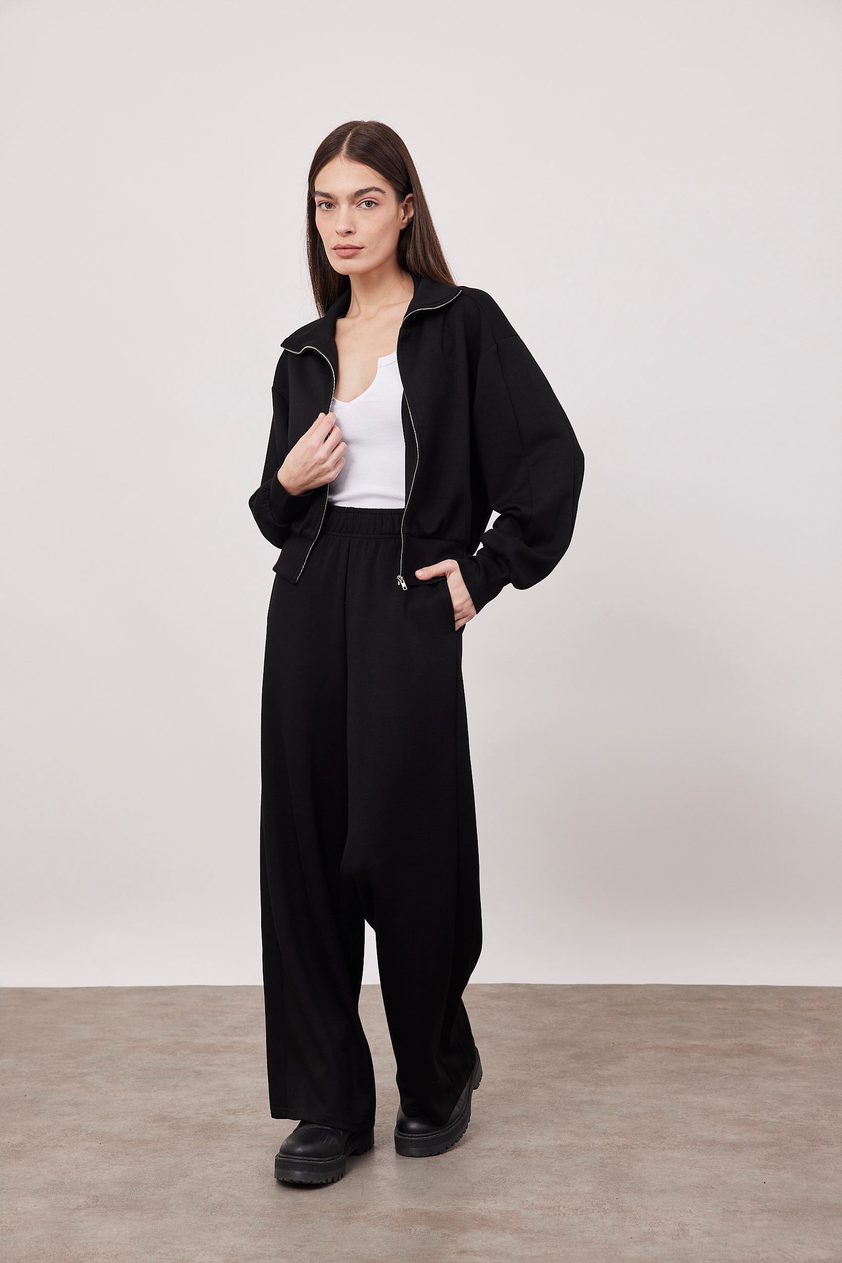 מכנסי טרנינג גזרה רחבה