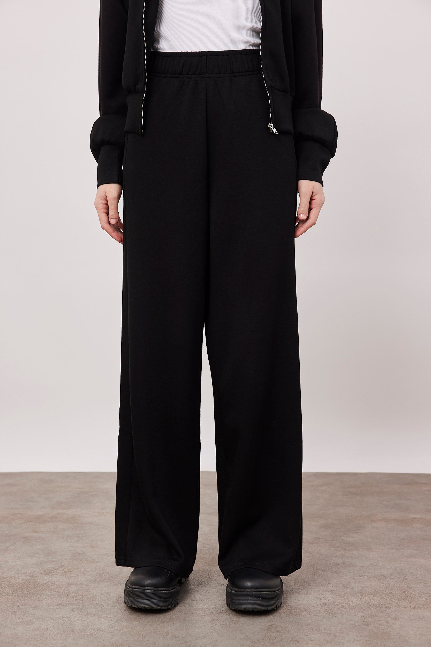 מכנסי טרנינג גזרה רחבה