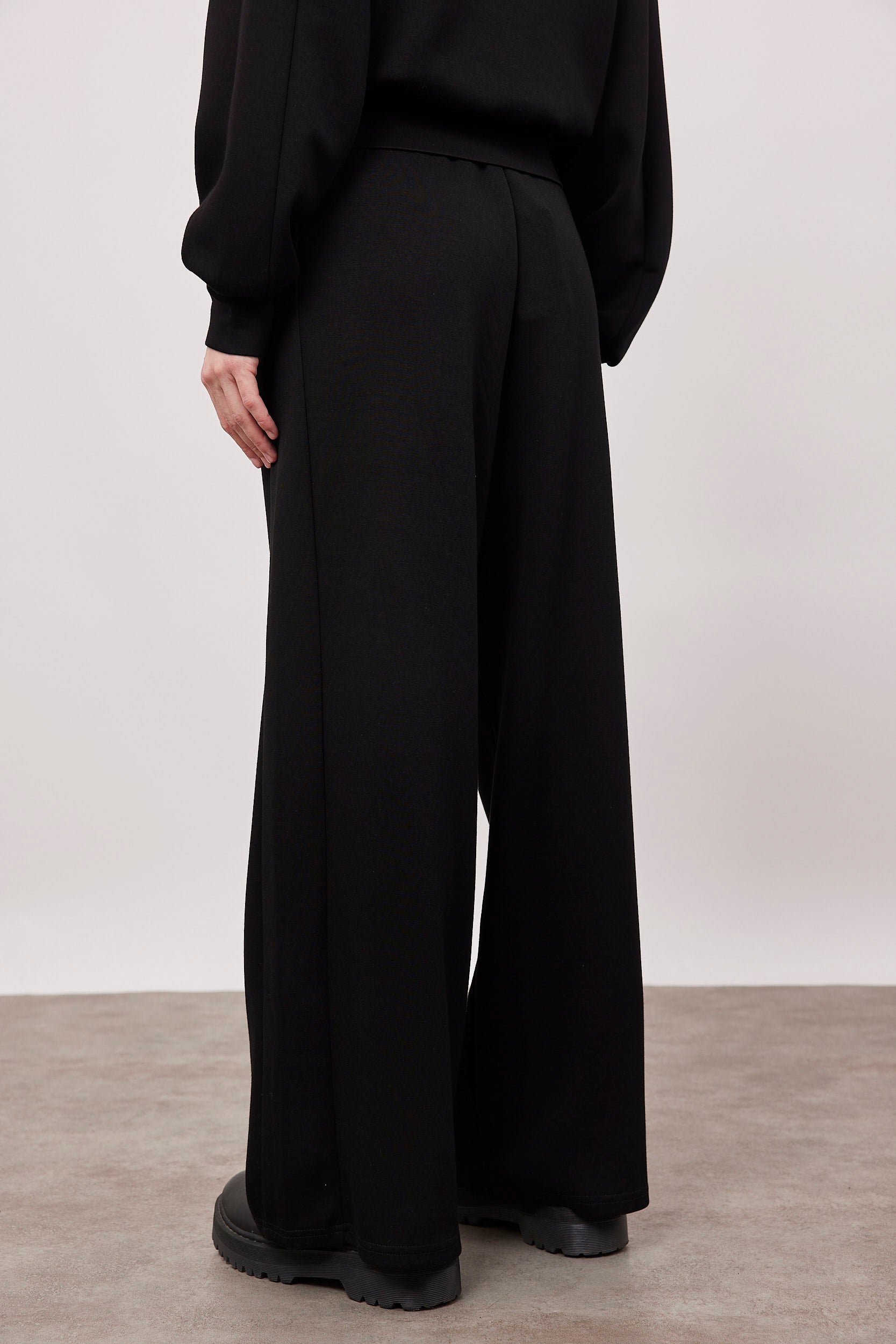 מכנסי טרנינג גזרה רחבה