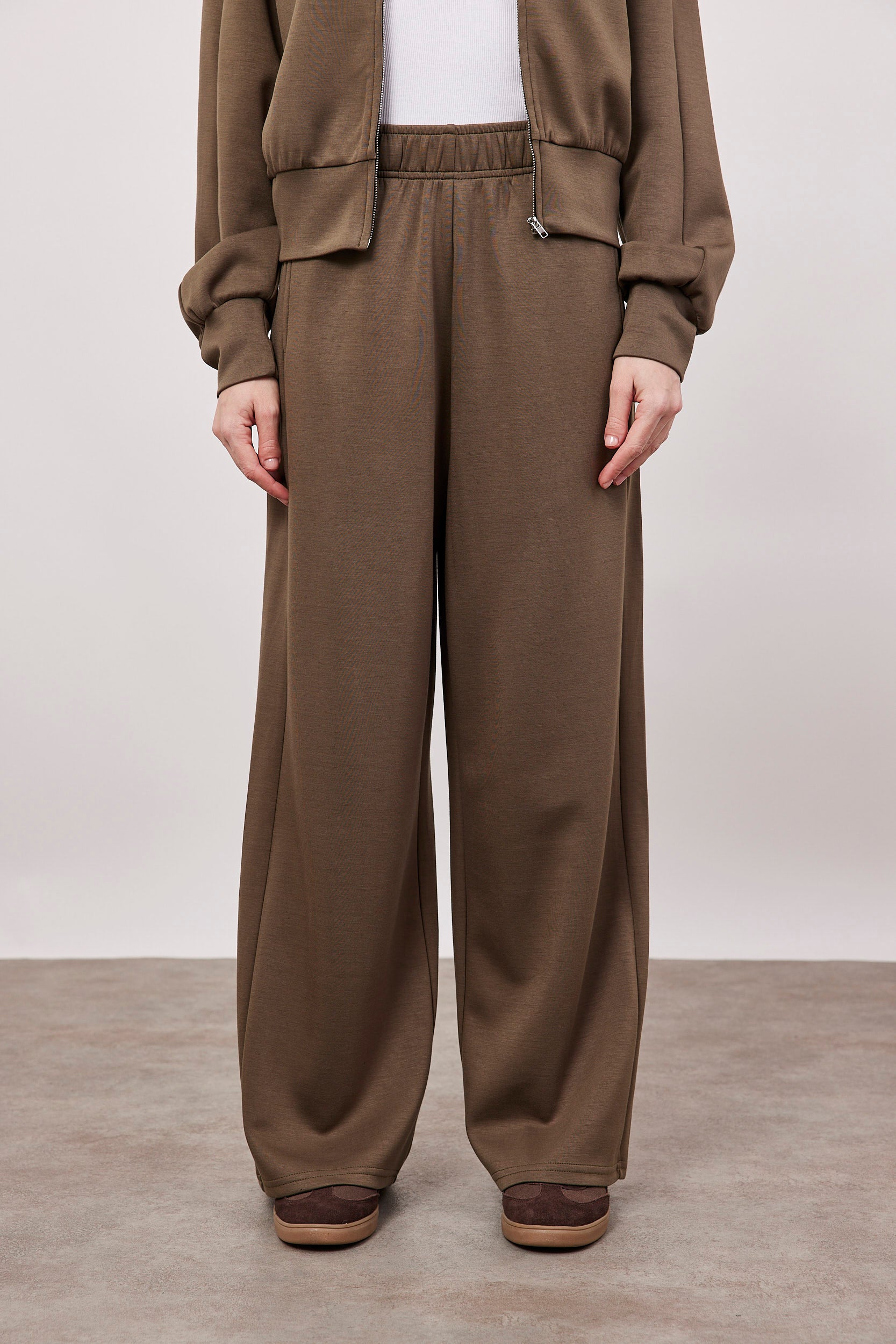 מכנסי טרנינג גזרה רחבה