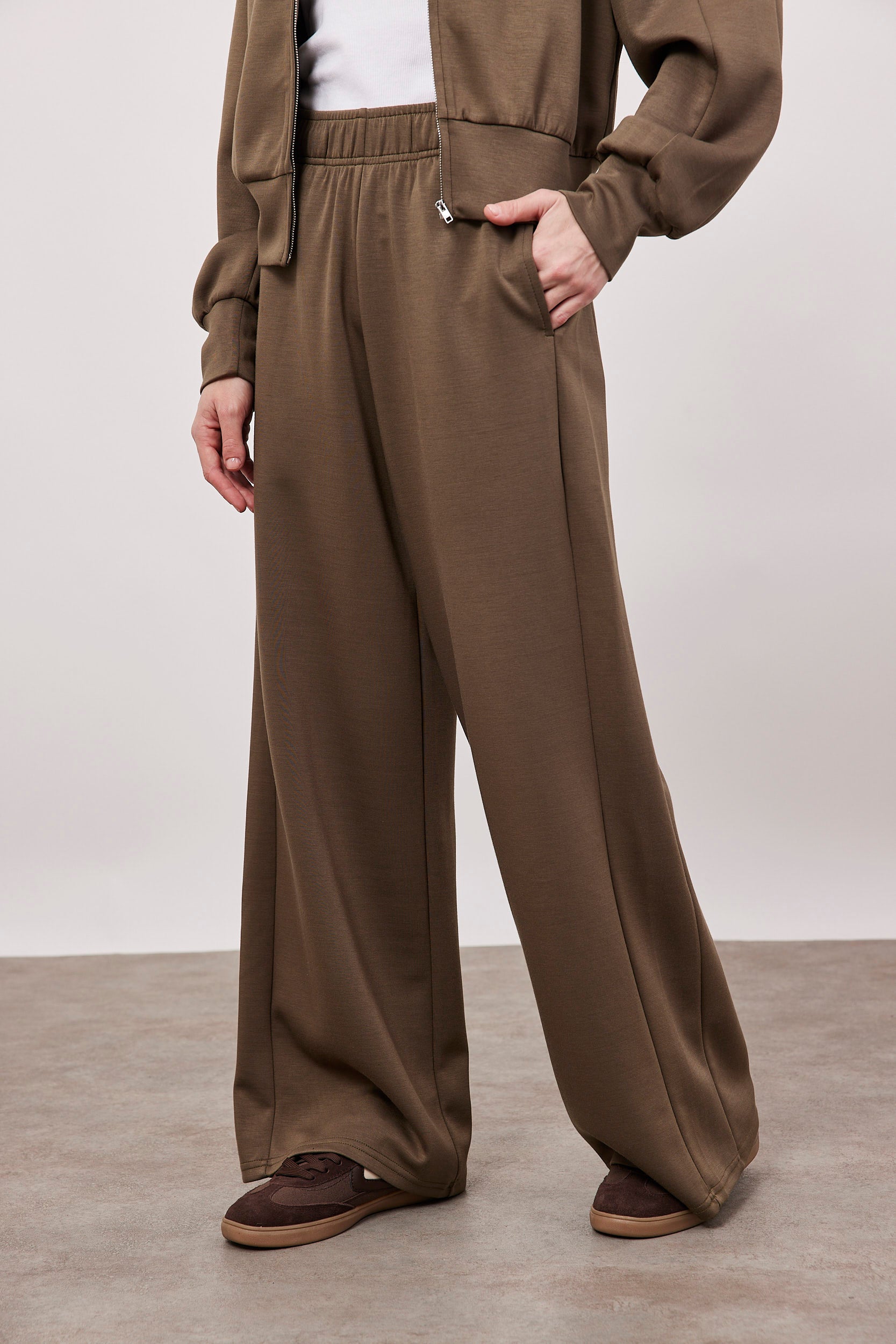 מכנסי טרנינג גזרה רחבה