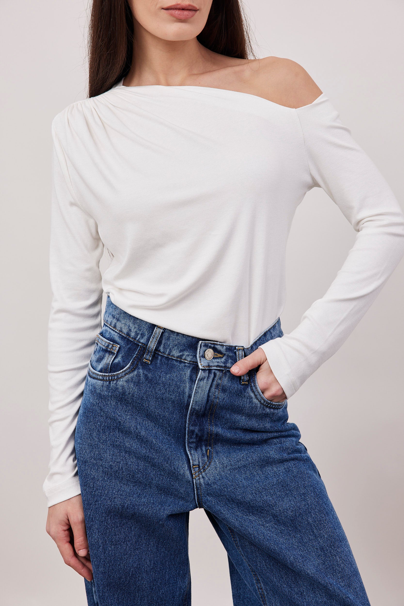 חולצת וואן שולדר צמודה