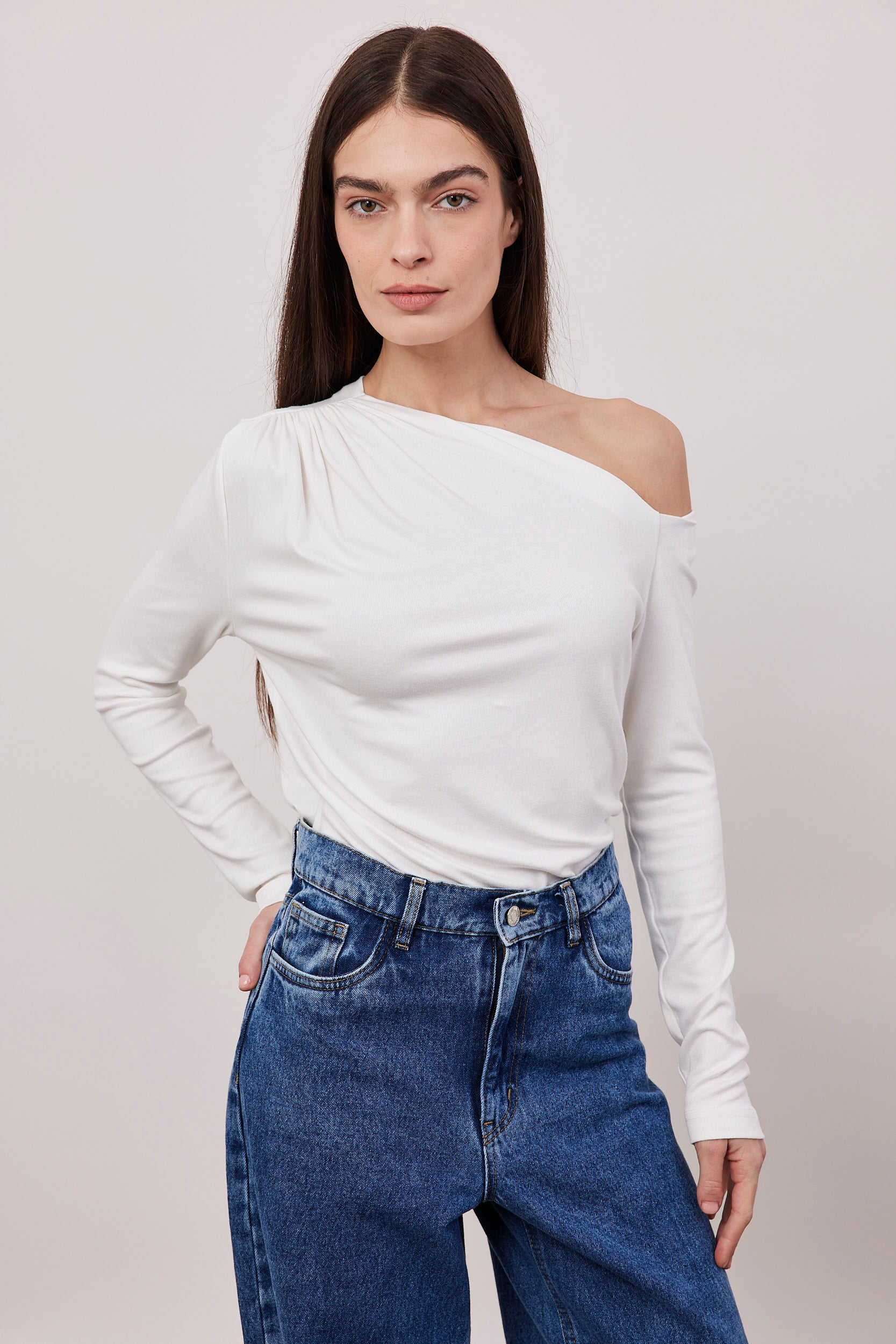 חולצת וואן שולדר צמודה