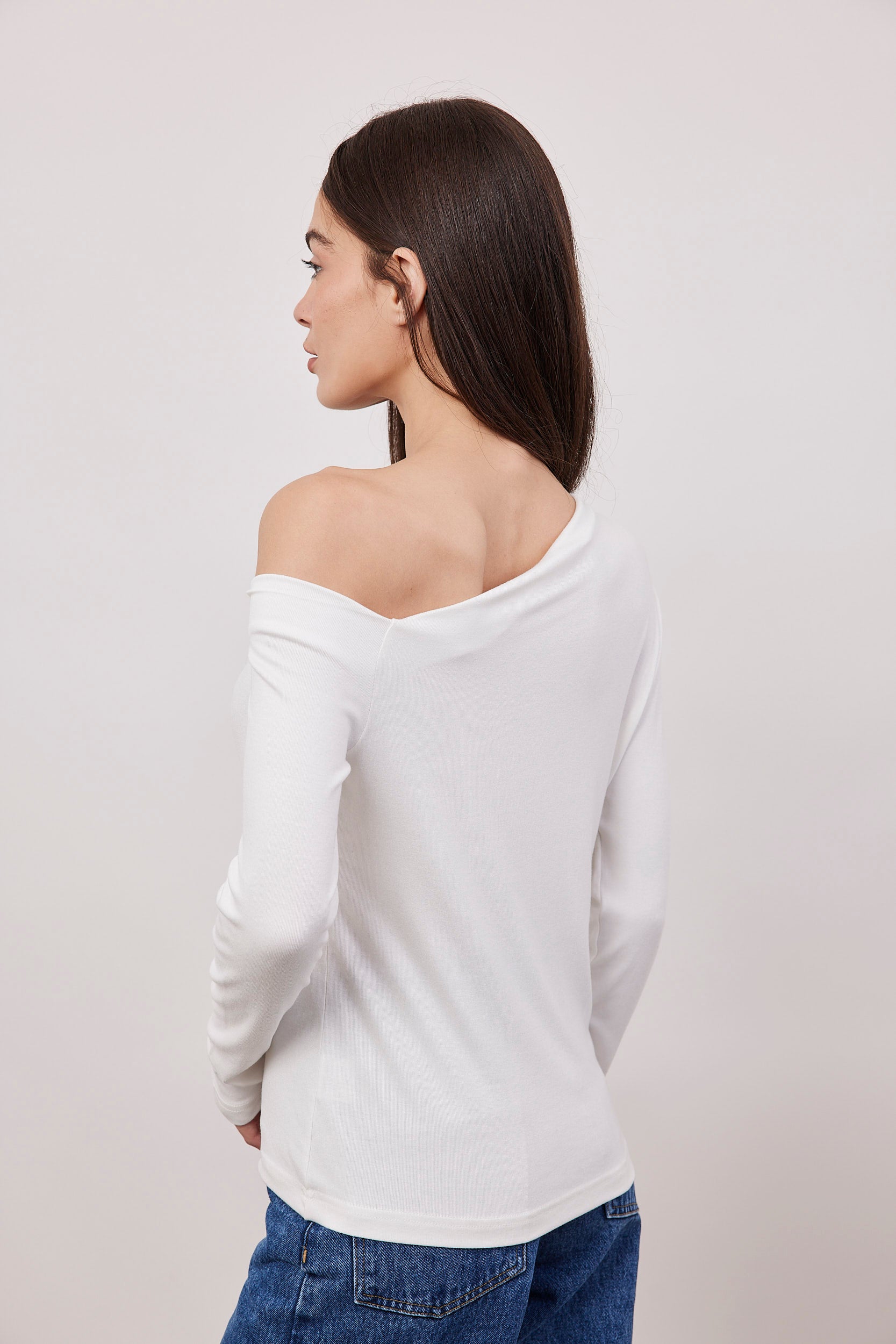 חולצת וואן שולדר צמודה