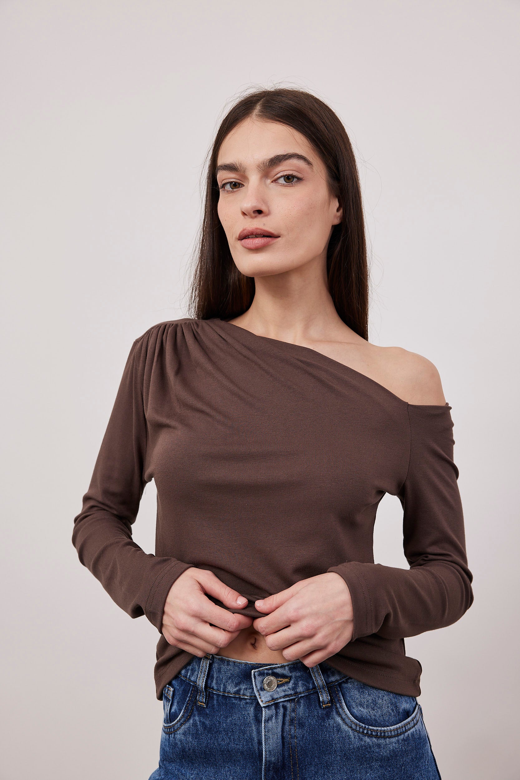 חולצת וואן שולדר צמודה