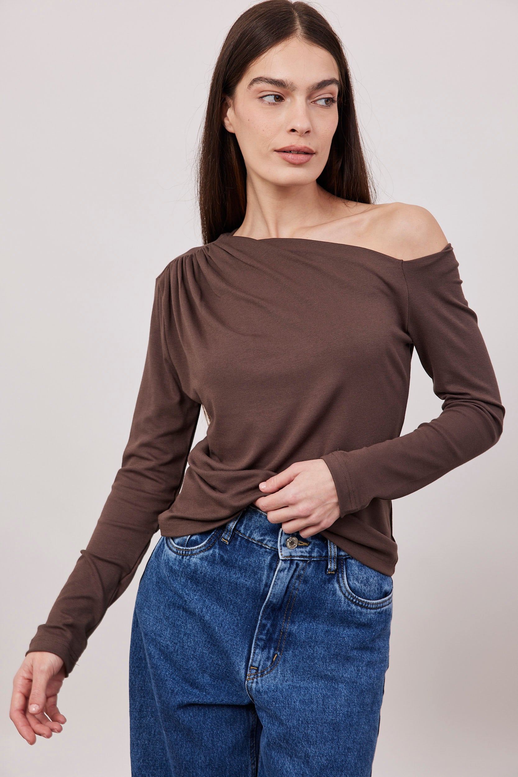 חולצת וואן שולדר צמודה