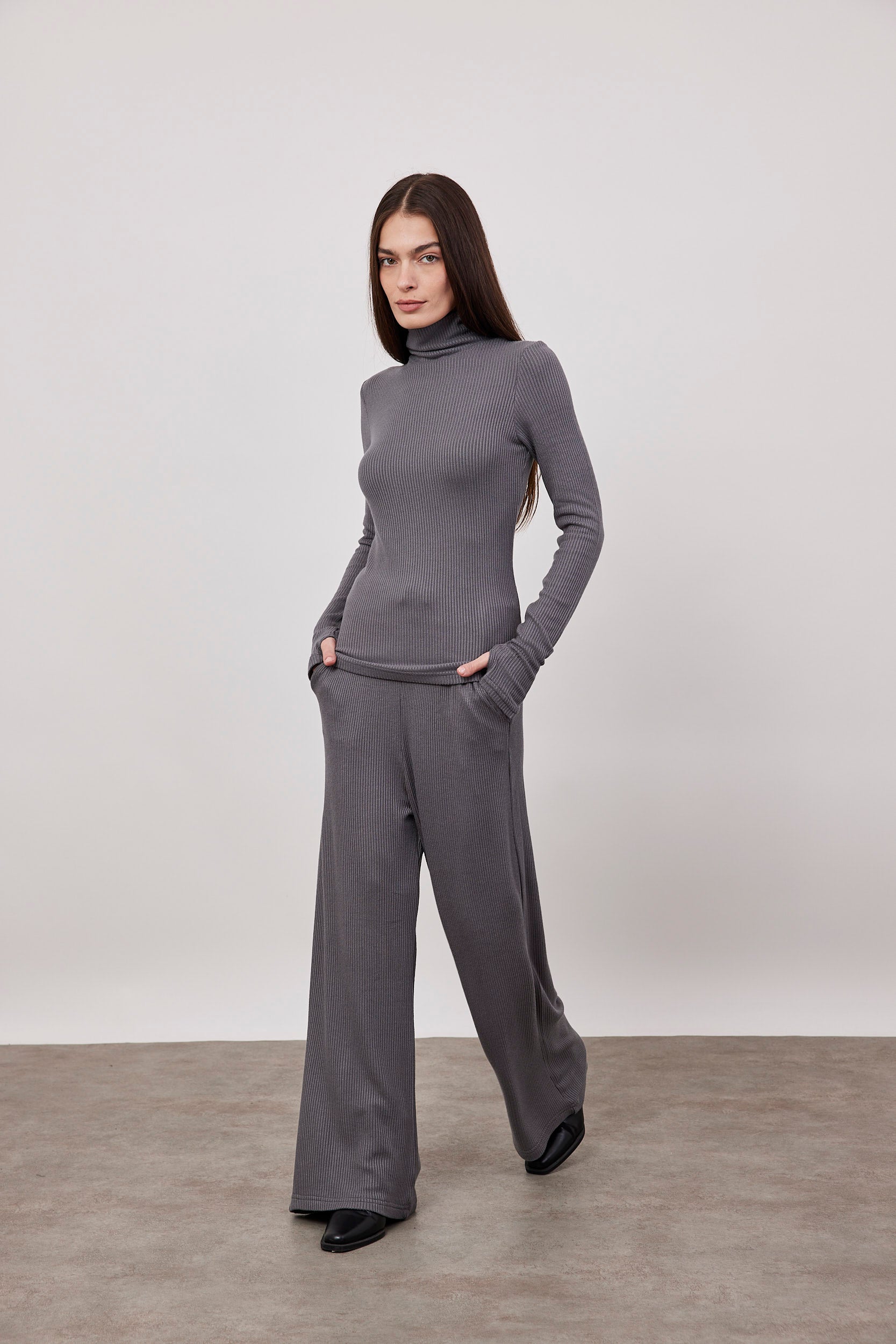 מכנסיים מתרחבים בטקסטורת פסים