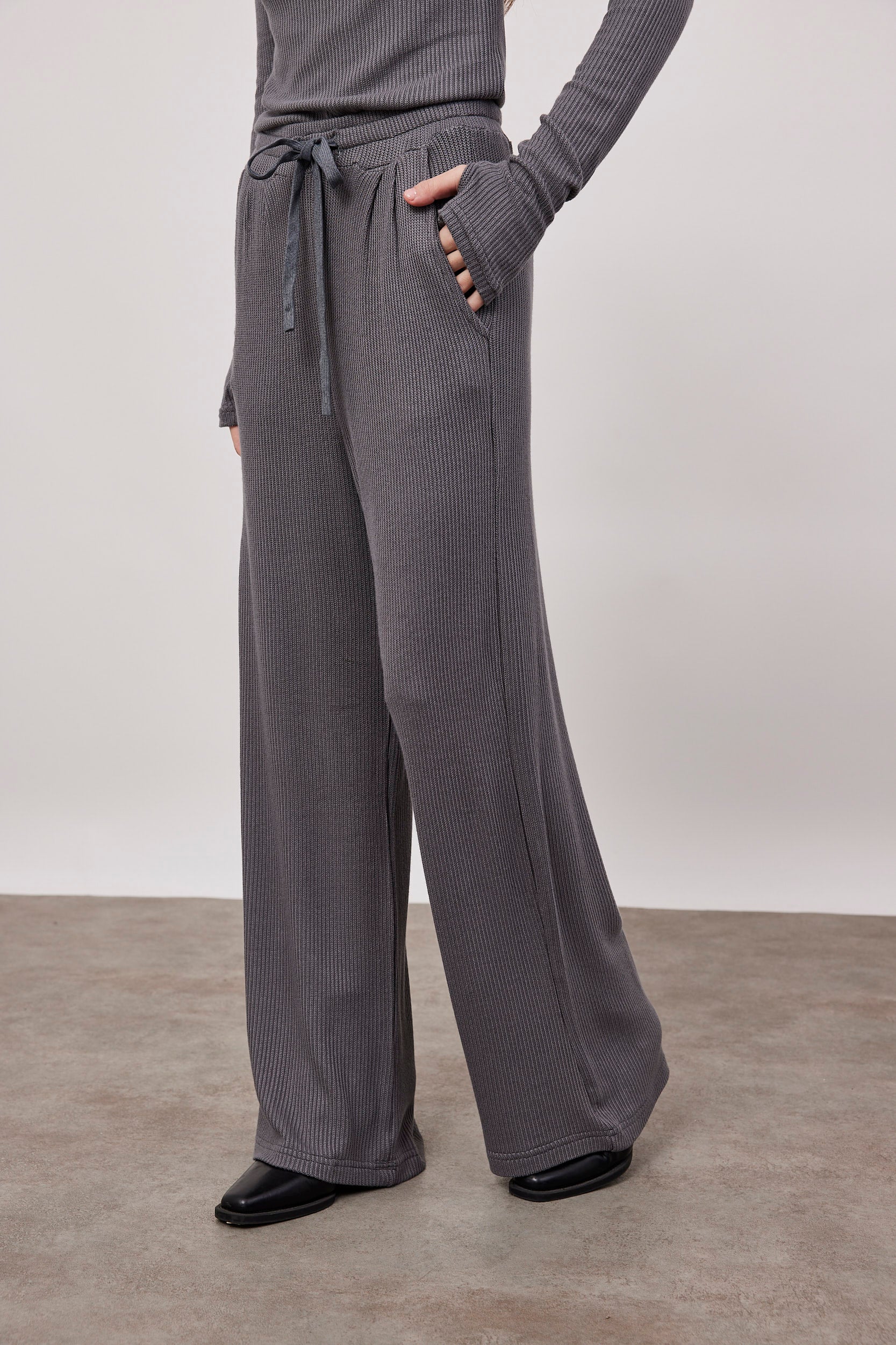 מכנסיים מתרחבים בטקסטורת פסים