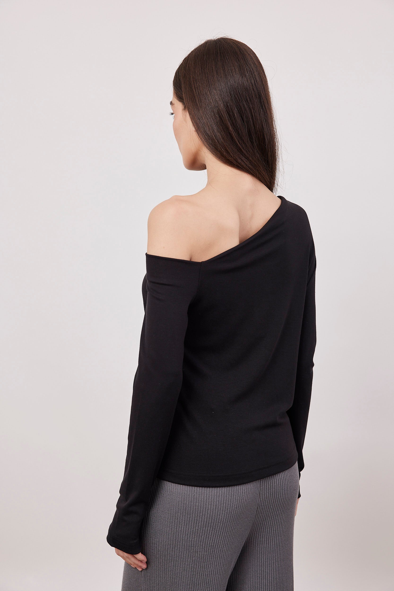 חולצת וואן שולדר צמודה