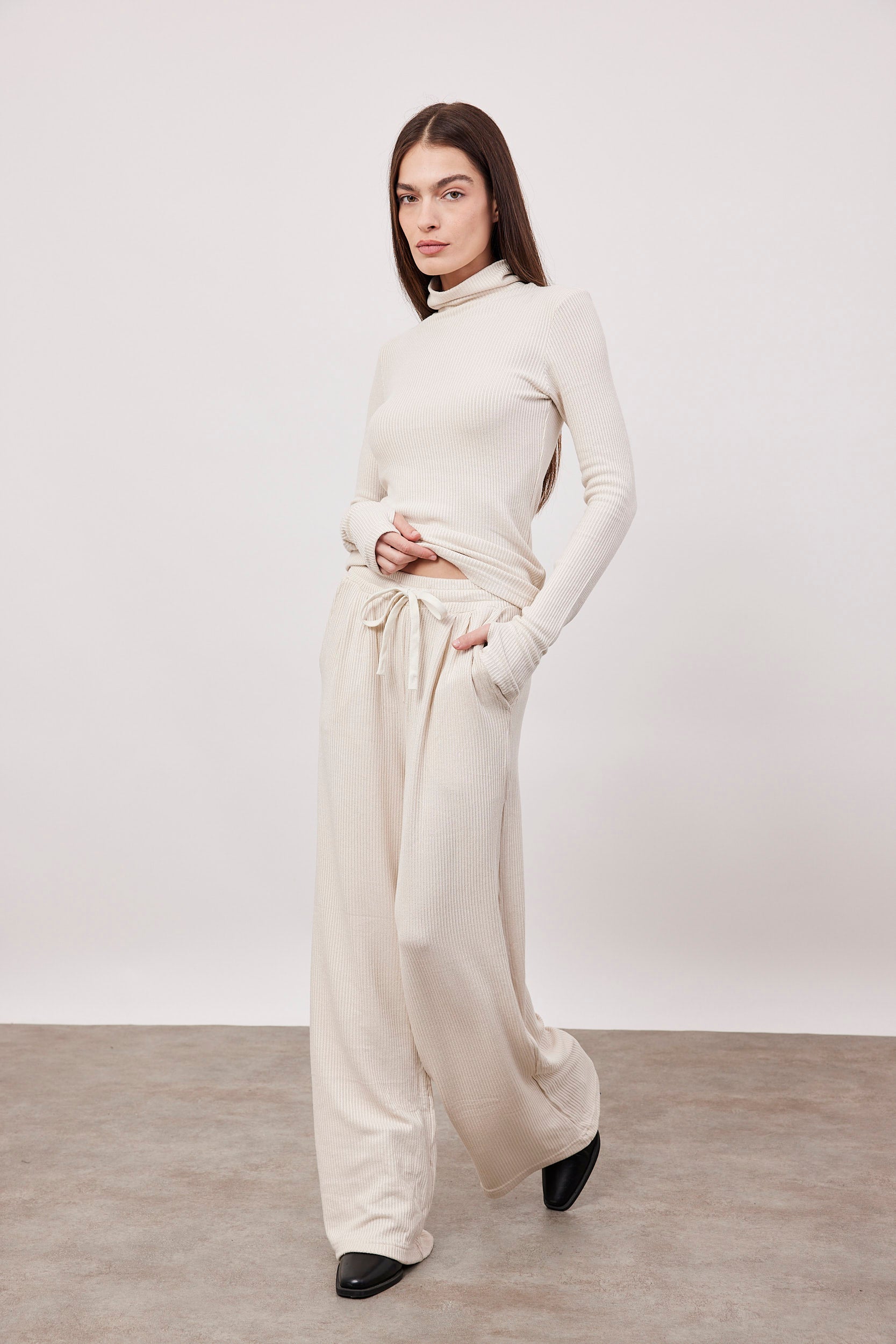 מכנסיים מתרחבים בטקסטורת פסים