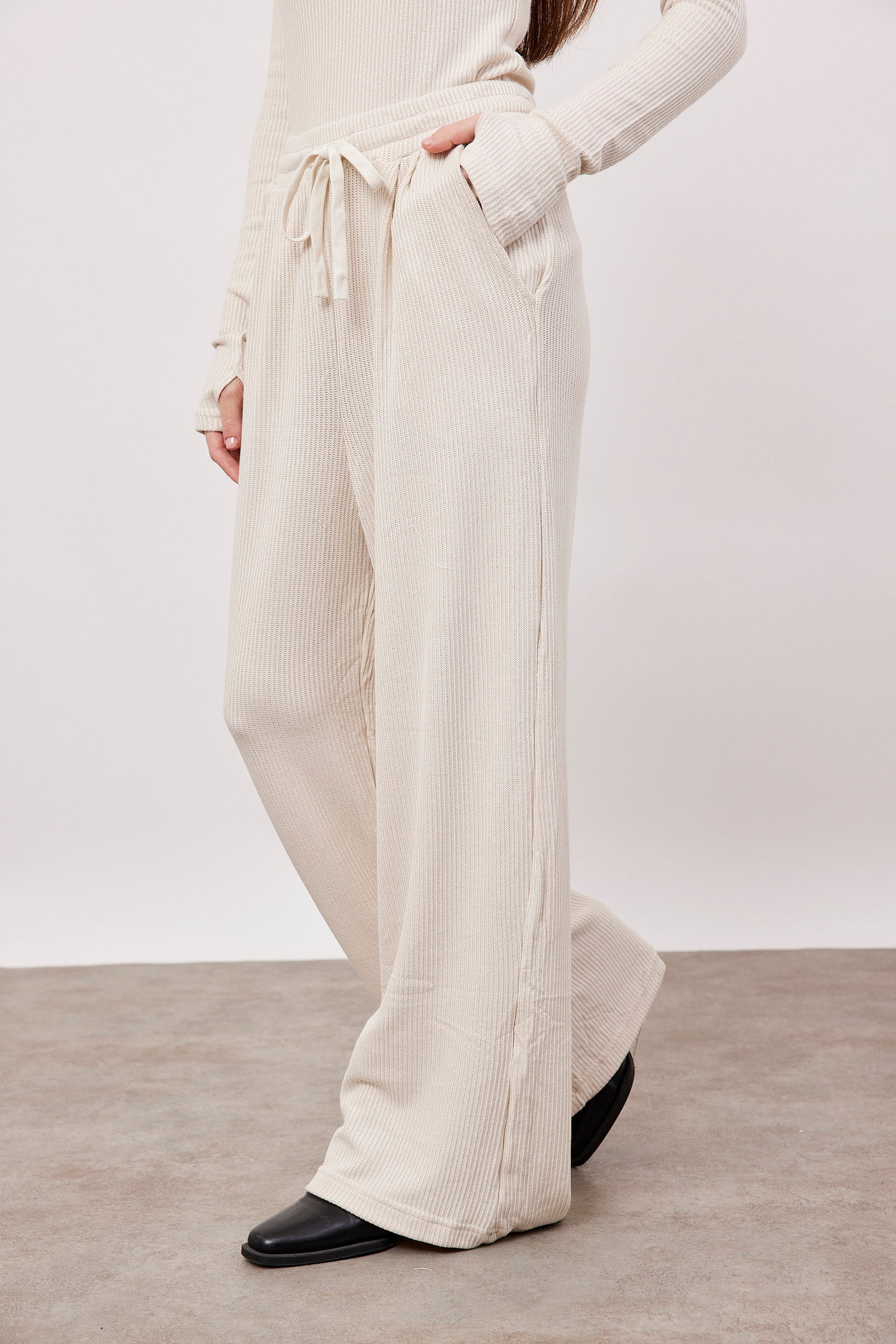 מכנסיים מתרחבים בטקסטורת פסים