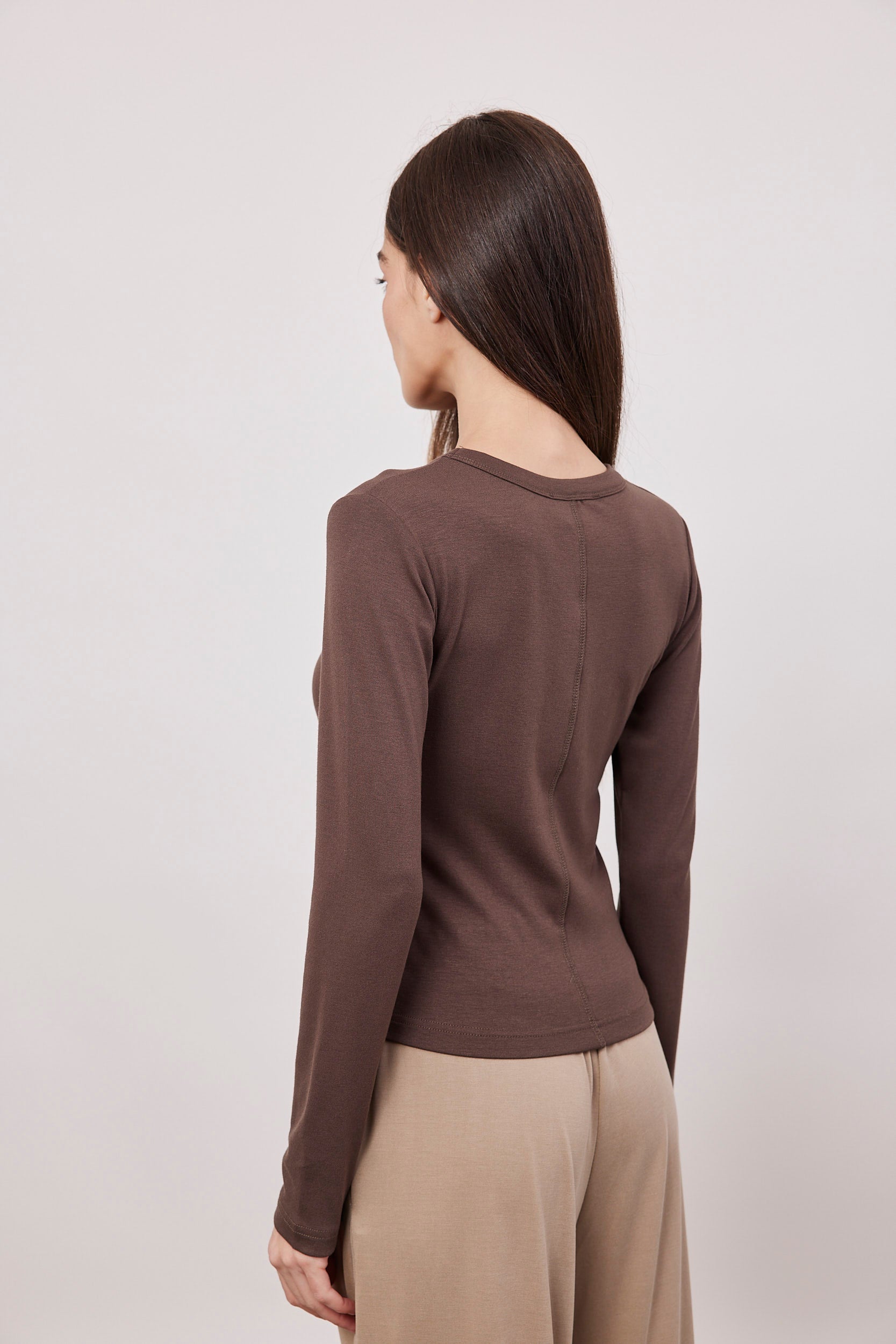 חולצה ארוכה עם מפתח מובלט