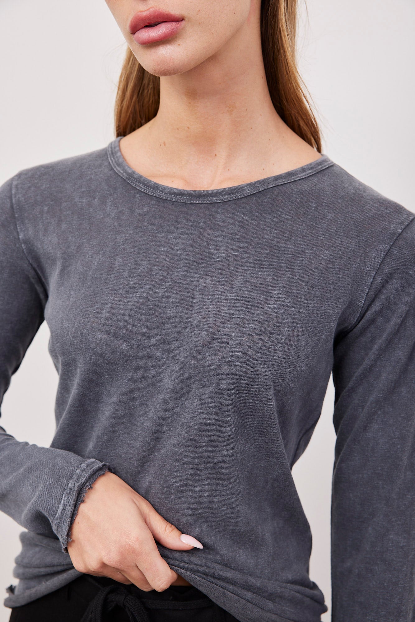 חולצת ווש ארוכה בגימור קרעים - ITAY BRANDS