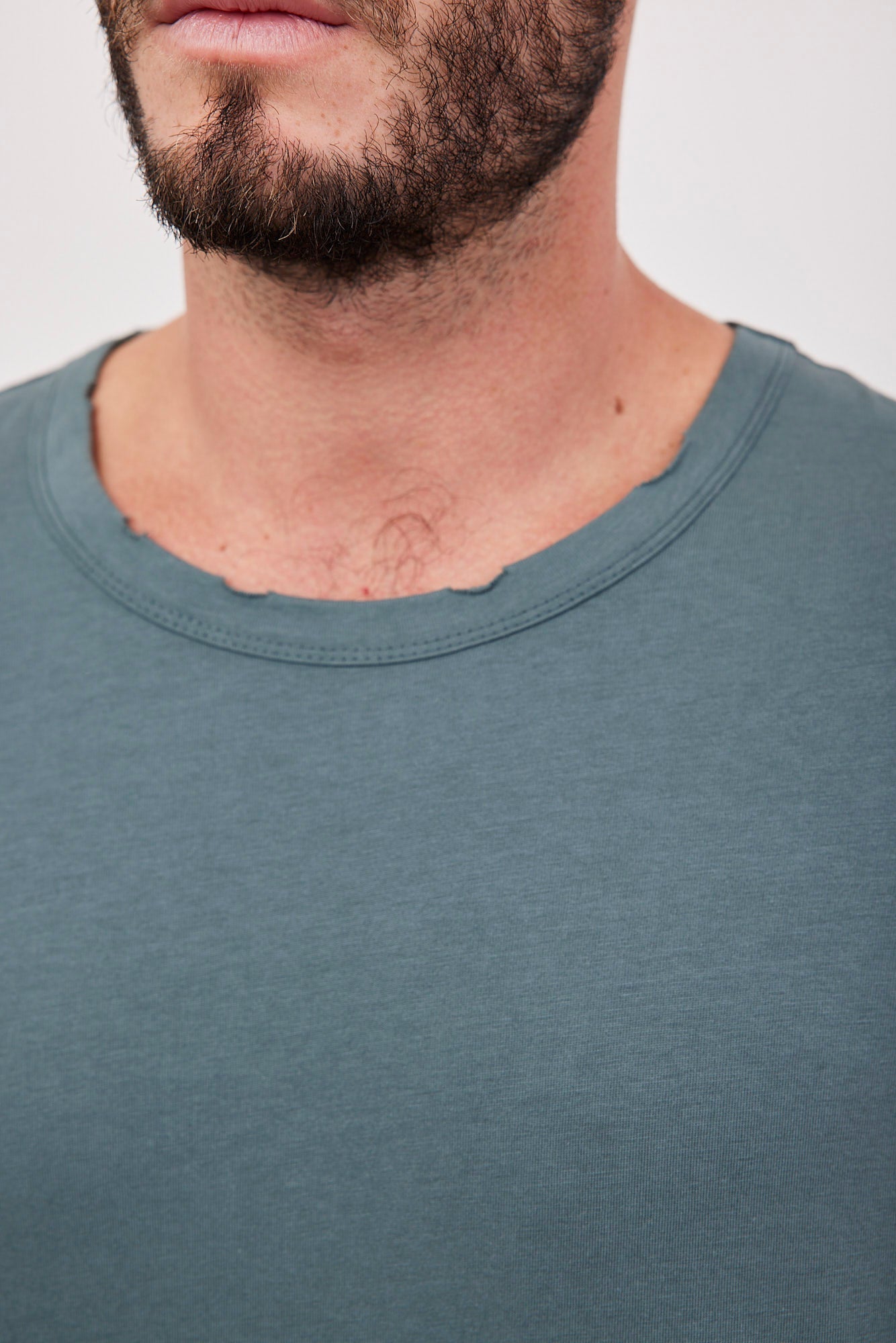 חולצת כותנה ארוכה בגימור קרעים - ITAY BRANDS