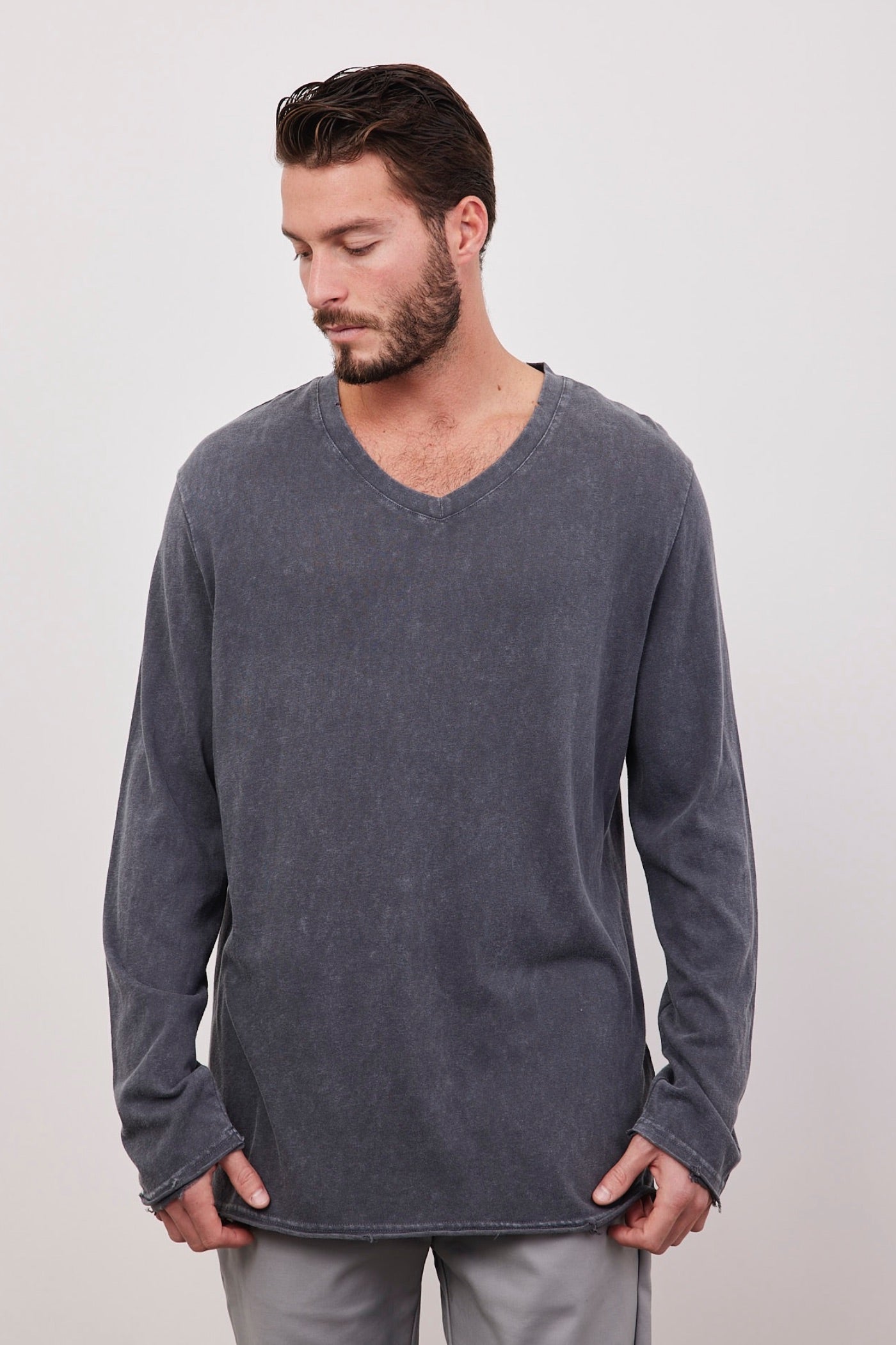 חולצת וי ווש ארוכה בגימור קרעים - ITAY BRANDS