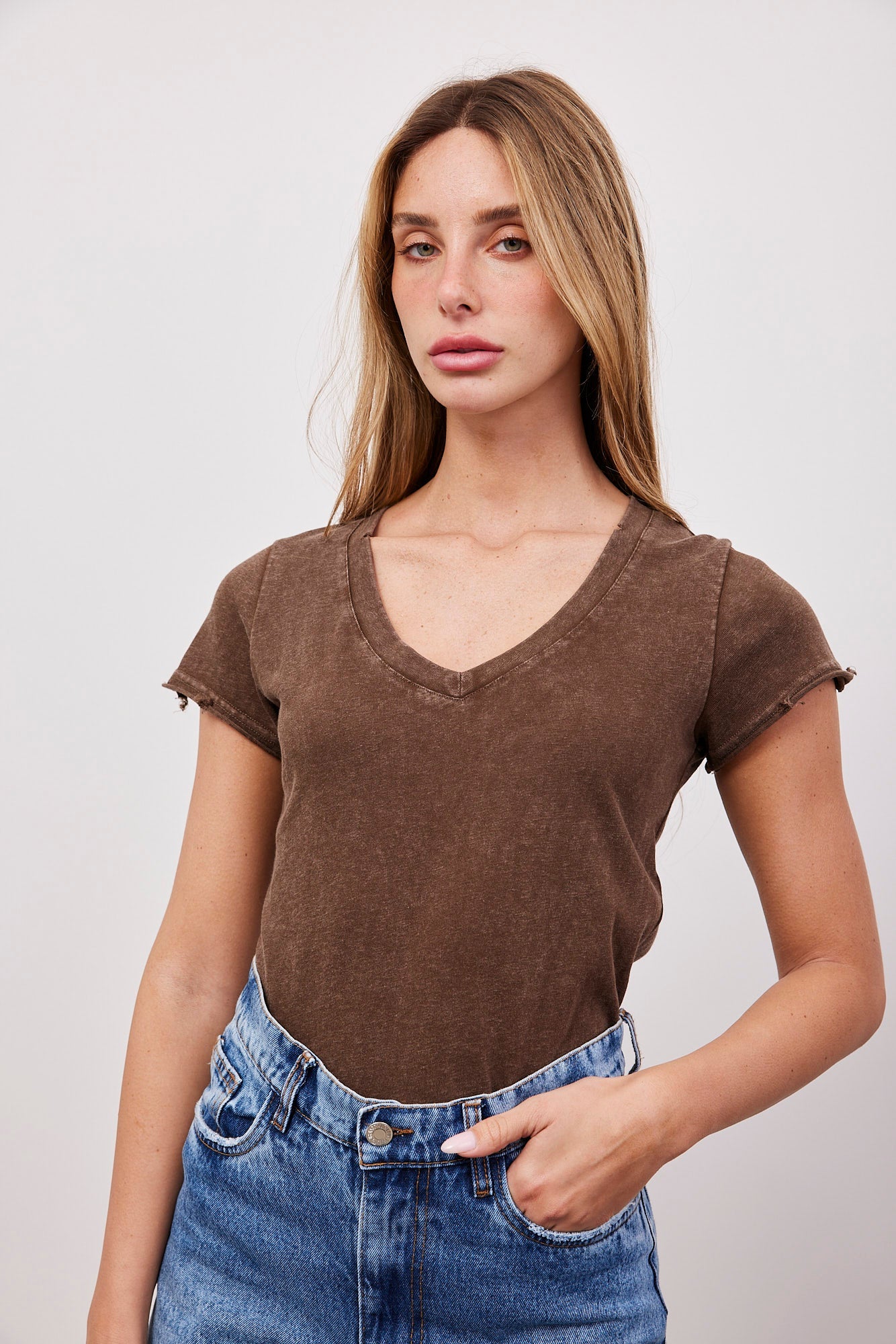 טישרט ווש וי קצרה בגימור קרעים - ITAY BRANDS