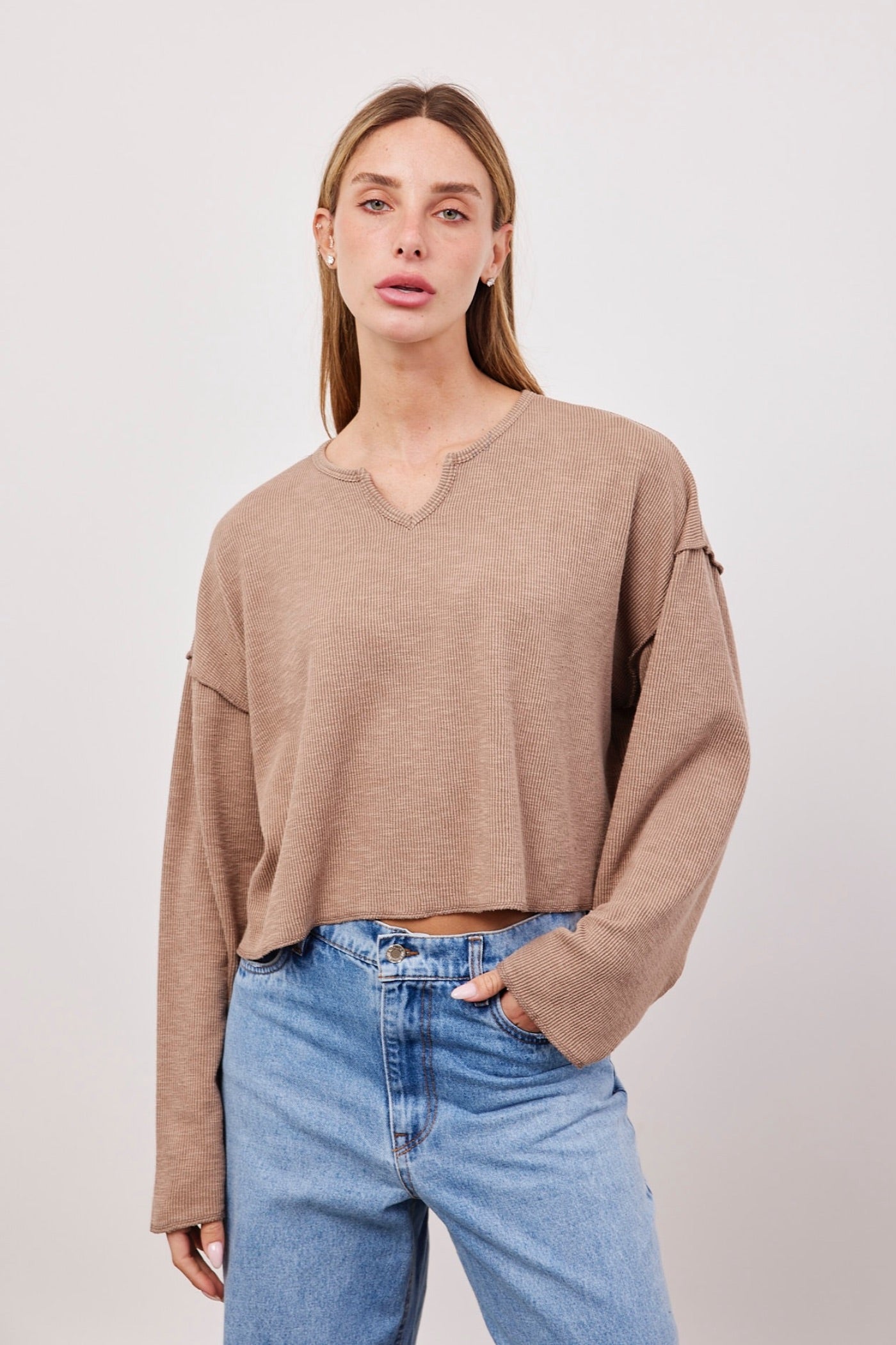 חולצה בטקסטורה עם פתח וי מעוגל - ITAY BRANDS