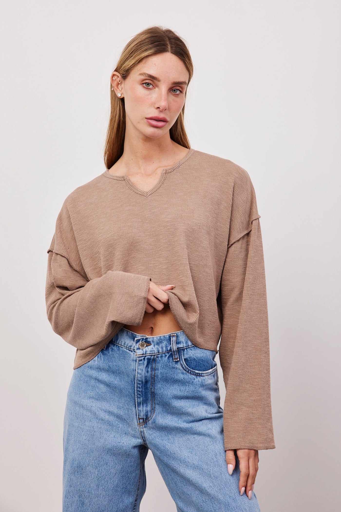 חולצה בטקסטורה עם פתח וי מעוגל - ITAY BRANDS