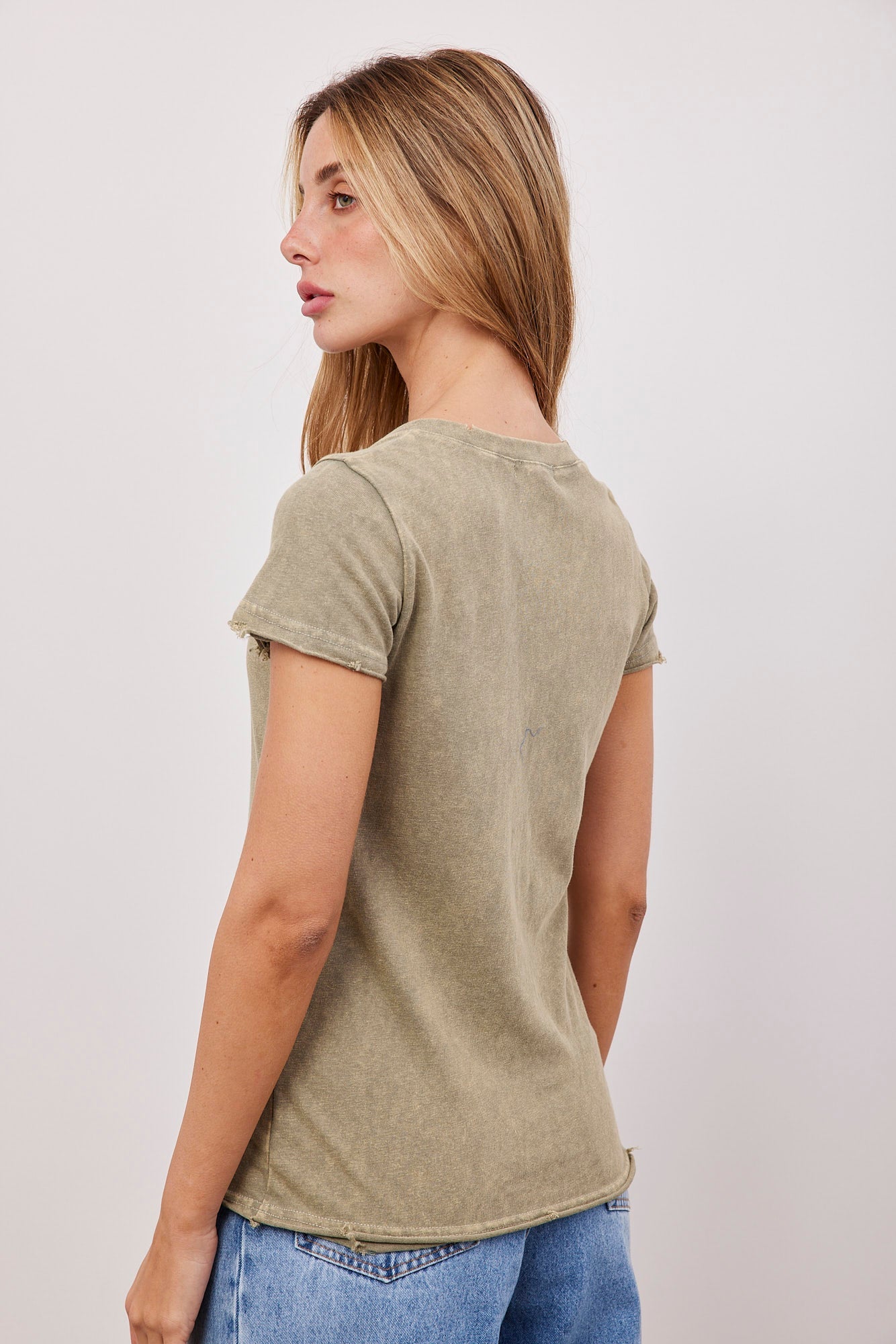 טישרט ווש וי קצרה בגימור קרעים - ITAY BRANDS