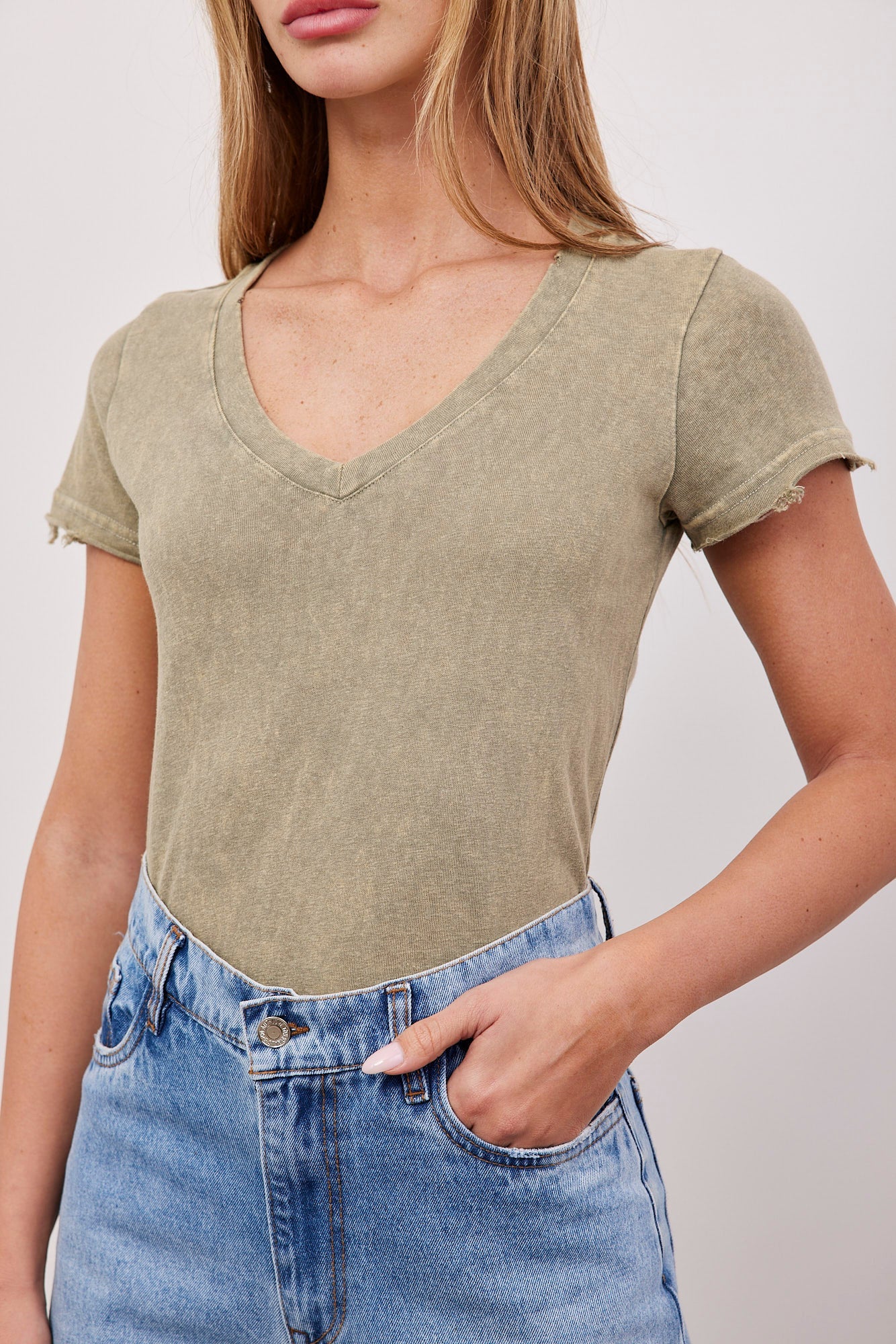 טישרט ווש וי קצרה בגימור קרעים - ITAY BRANDS