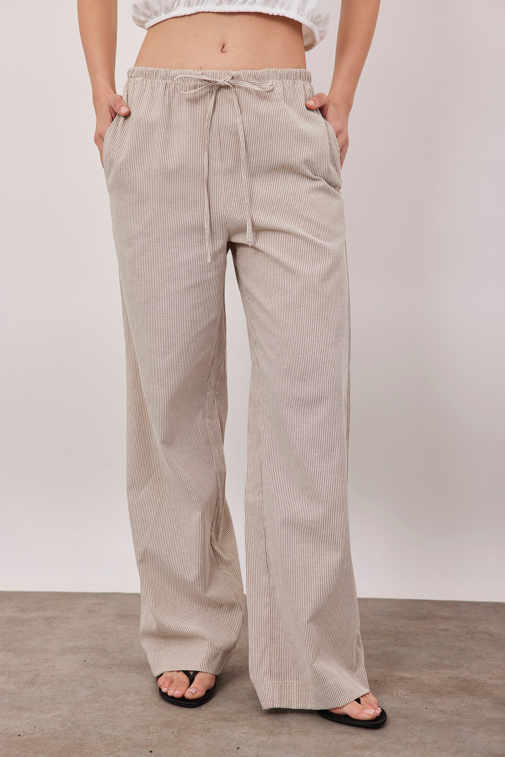 מכנסיים בשילוב פשתן בטקסטורת פסים