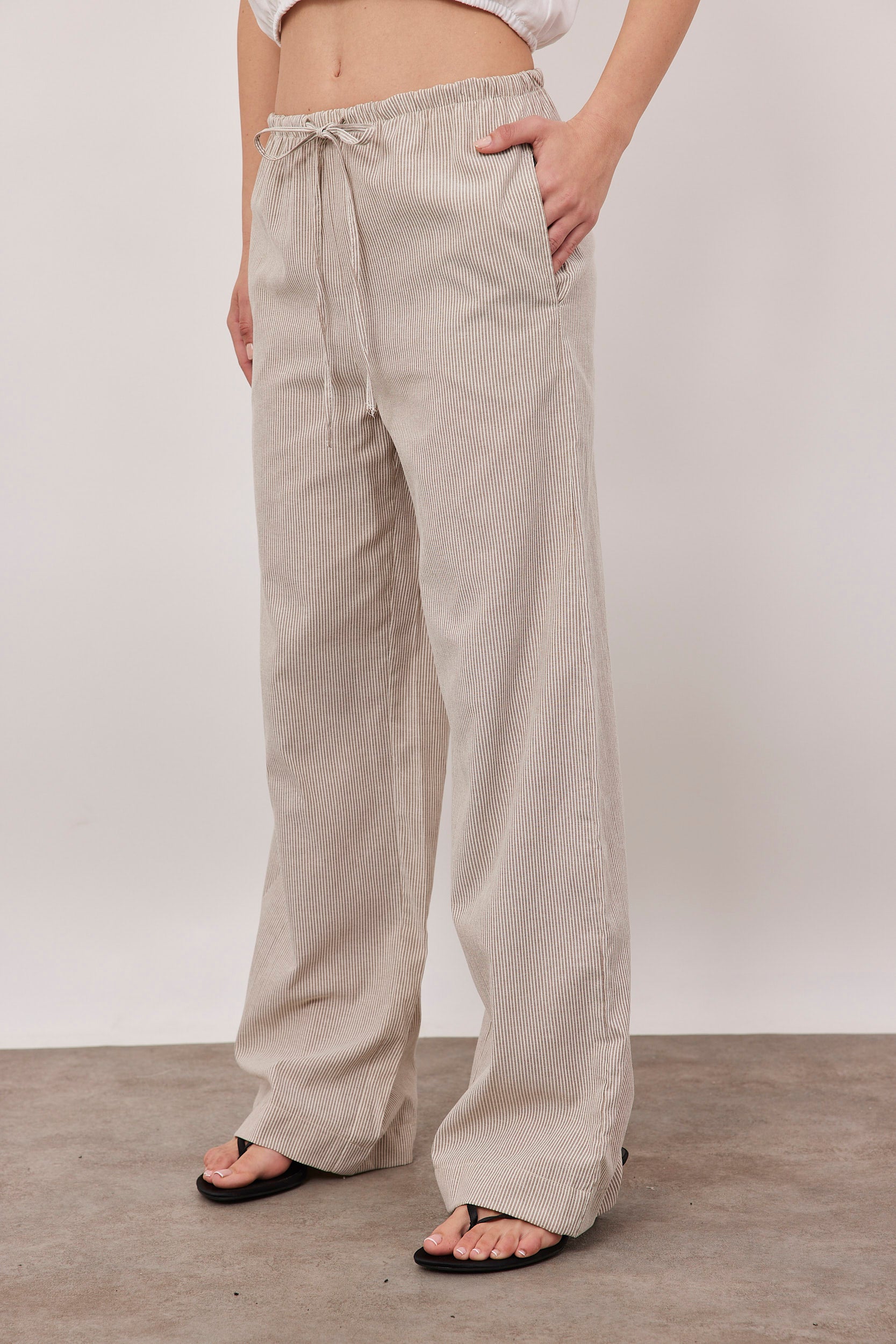 מכנסיים בשילוב פשתן בטקסטורת פסים