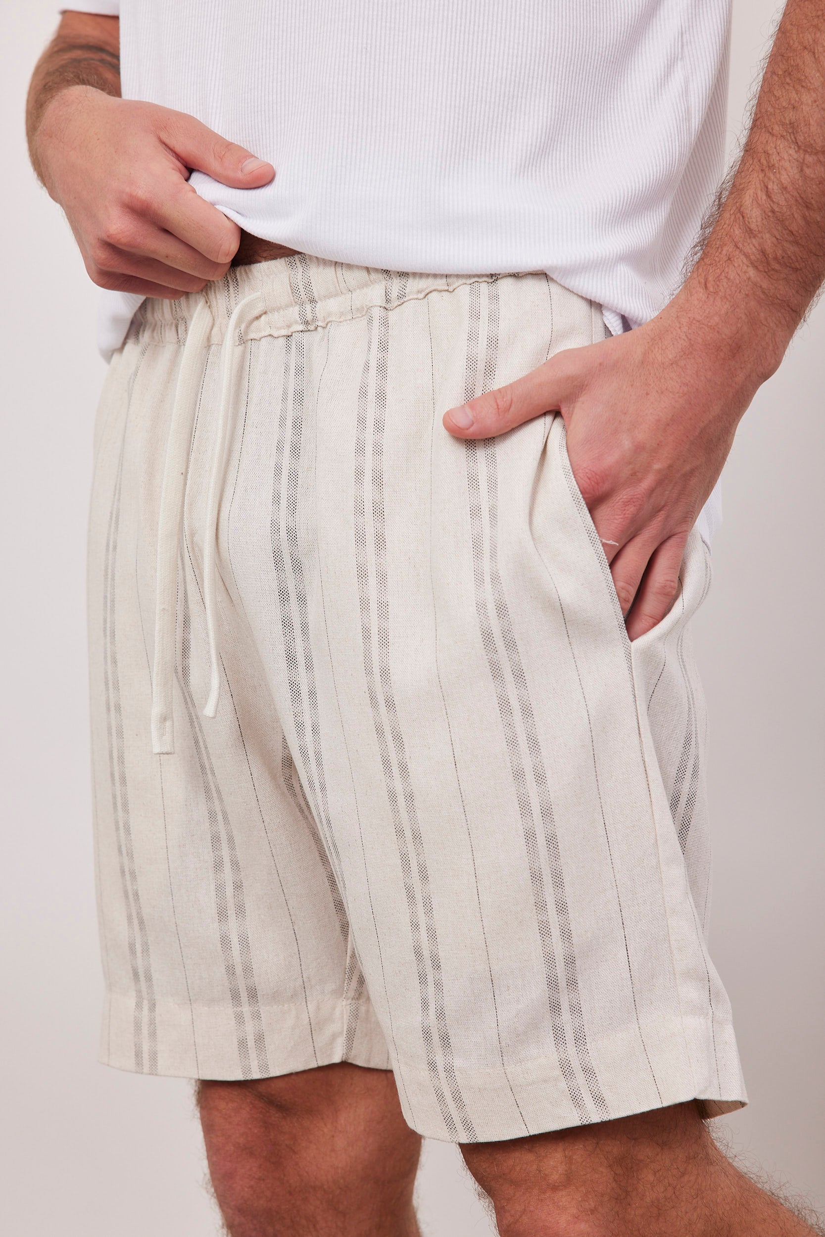 מכנסיים קצרים פסים במראה פשתן