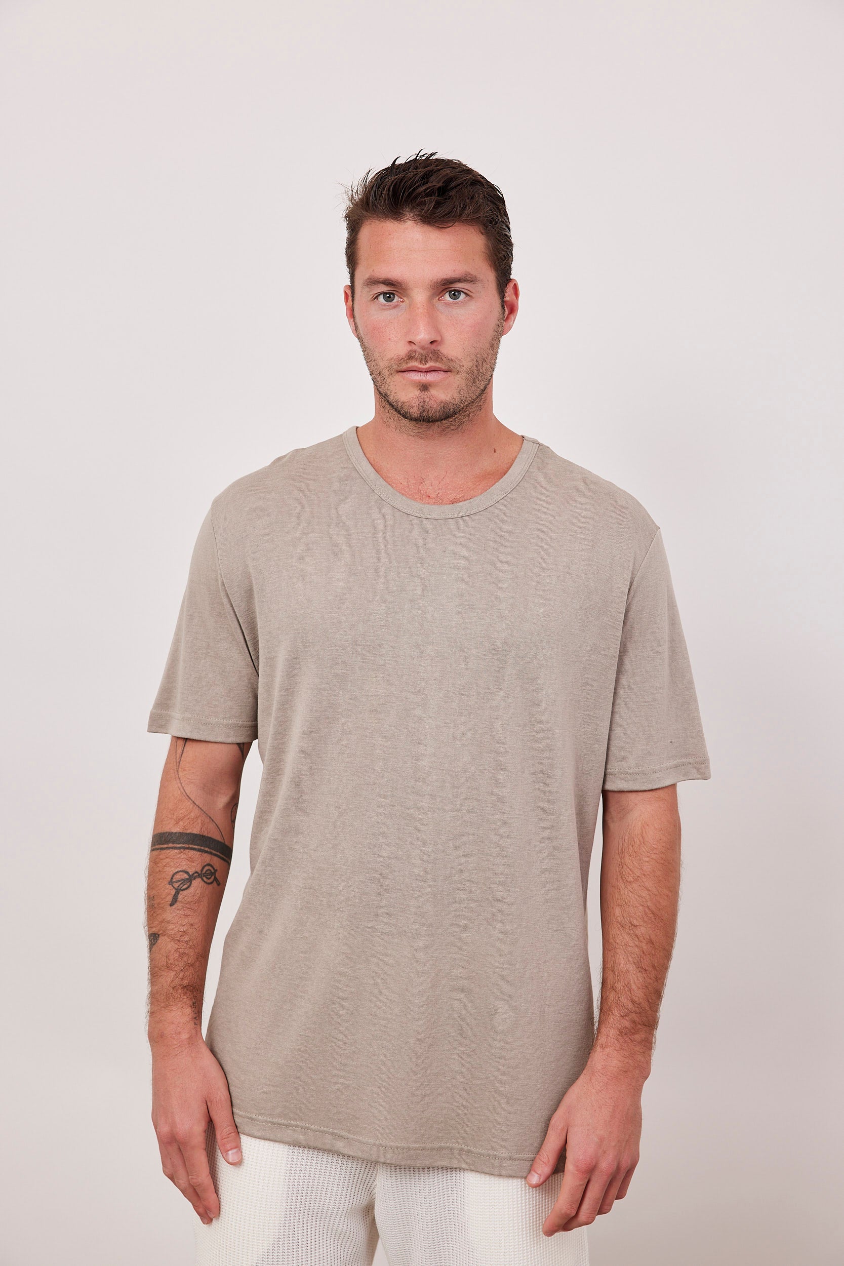 חולצה קצרה במראה פשתן