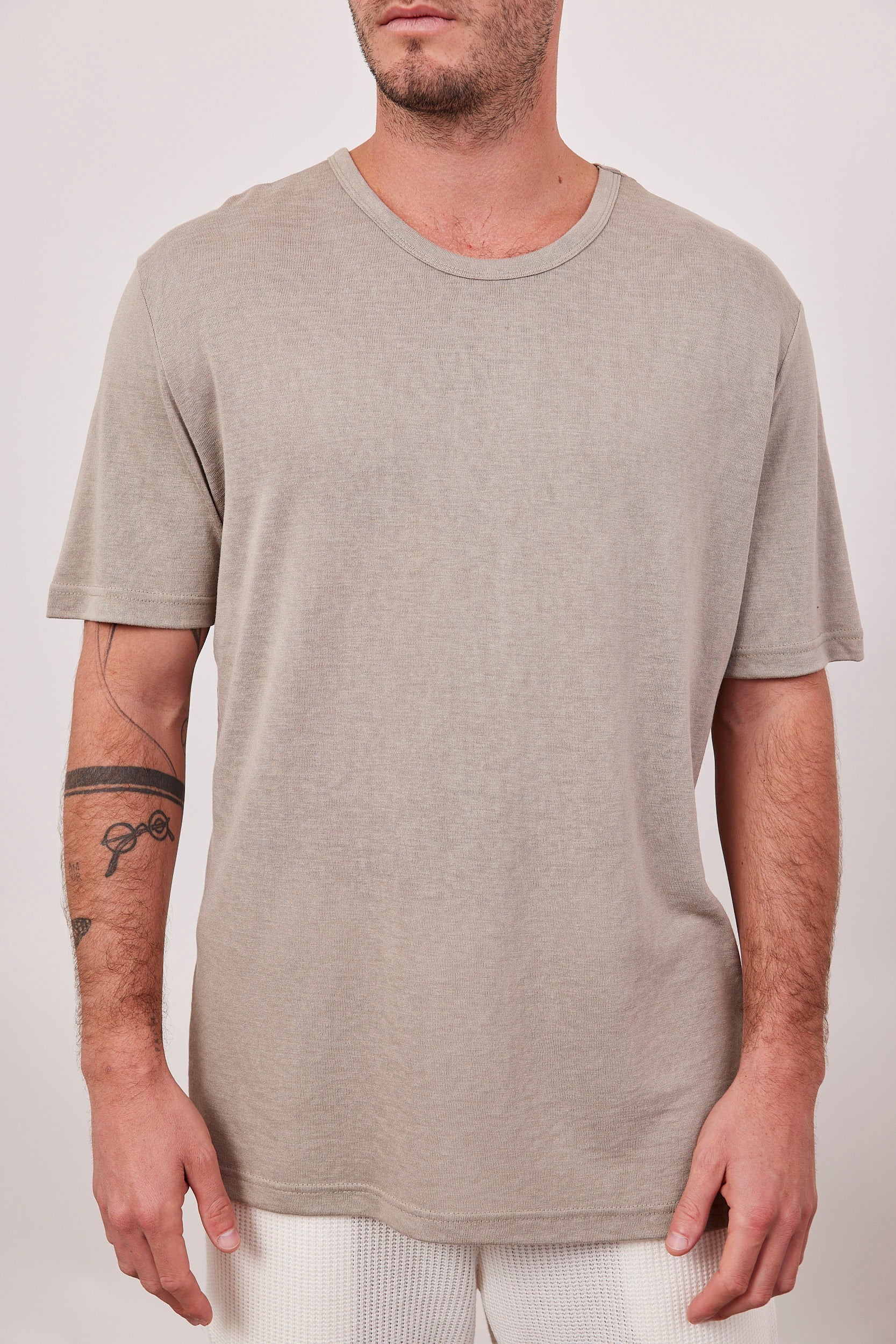 חולצה קצרה במראה פשתן