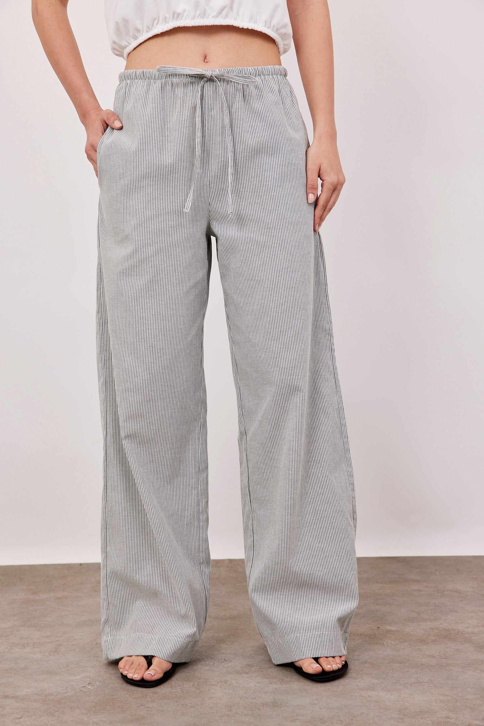 מכנסיים בשילוב פשתן בטקסטורת פסים