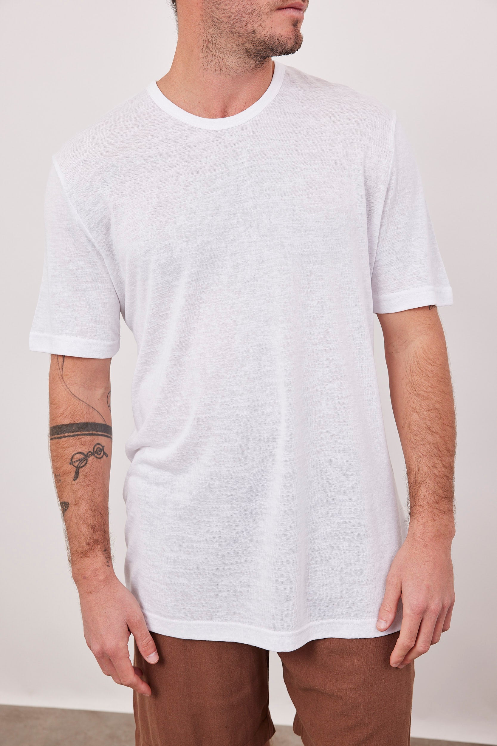 חולצה קצרה במראה פשתן