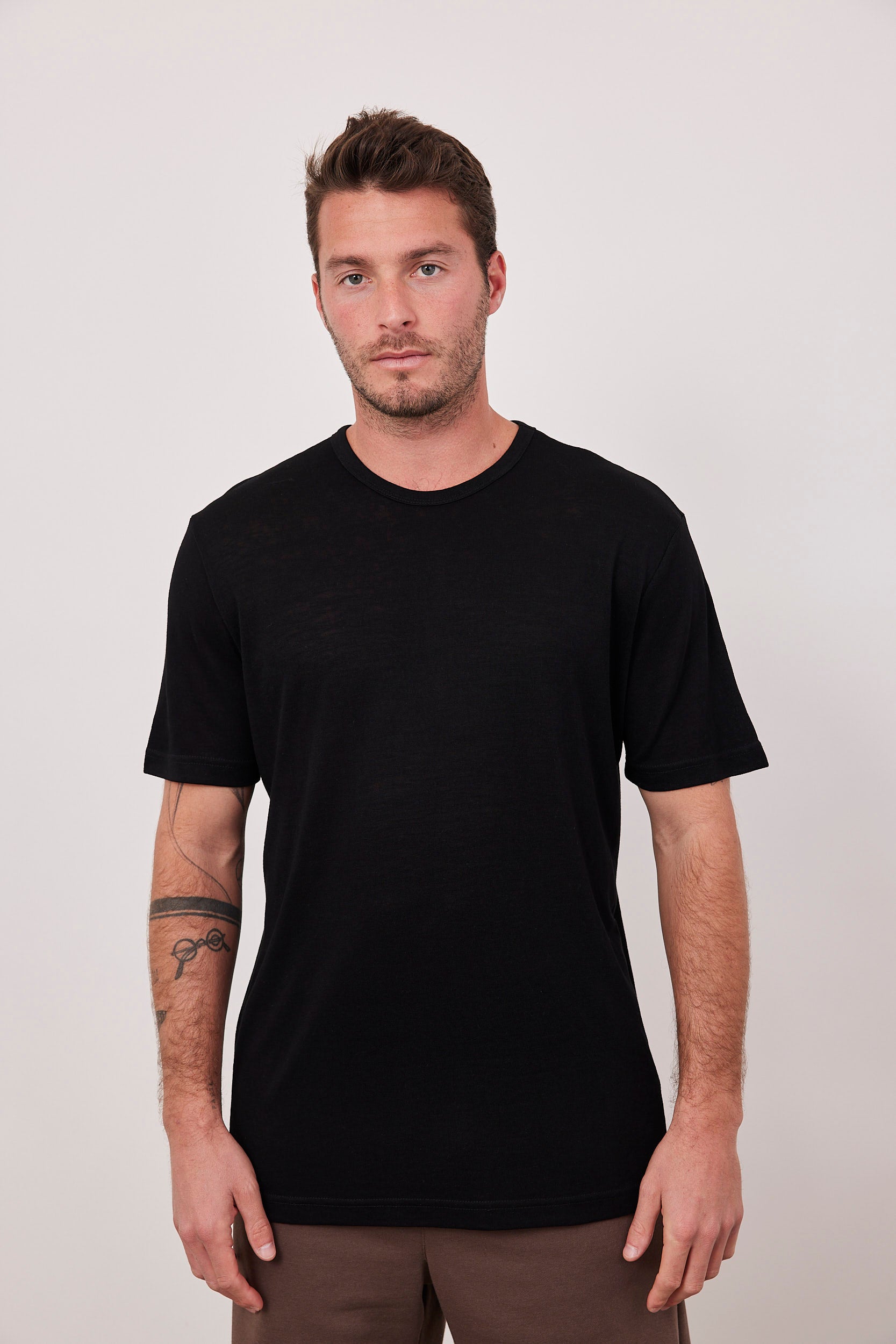 חולצה קצרה במראה פשתן