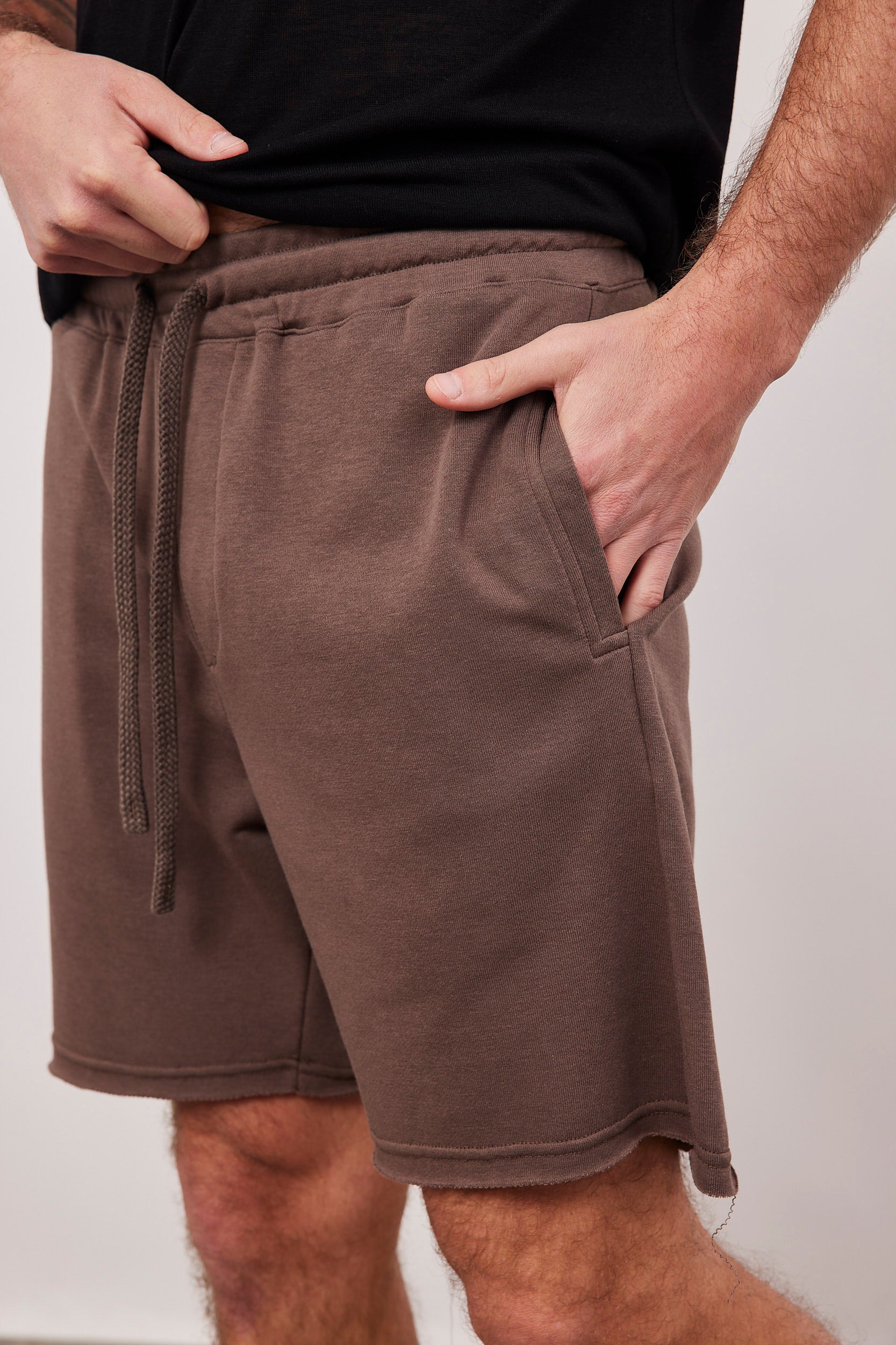 מכנסי כותנה קצרים סיומת גזורה