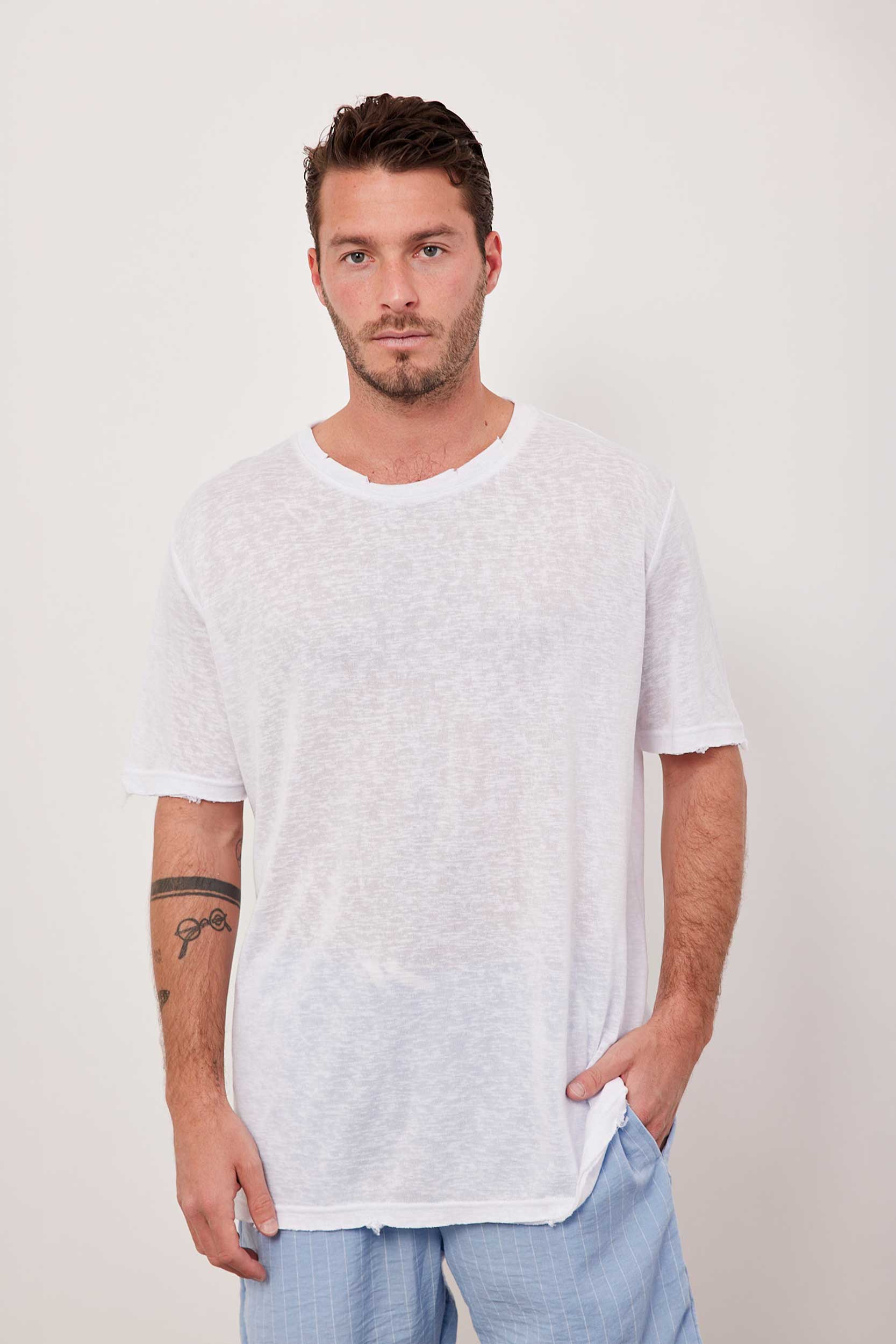 טי-שרט קרעים במראה פשתן