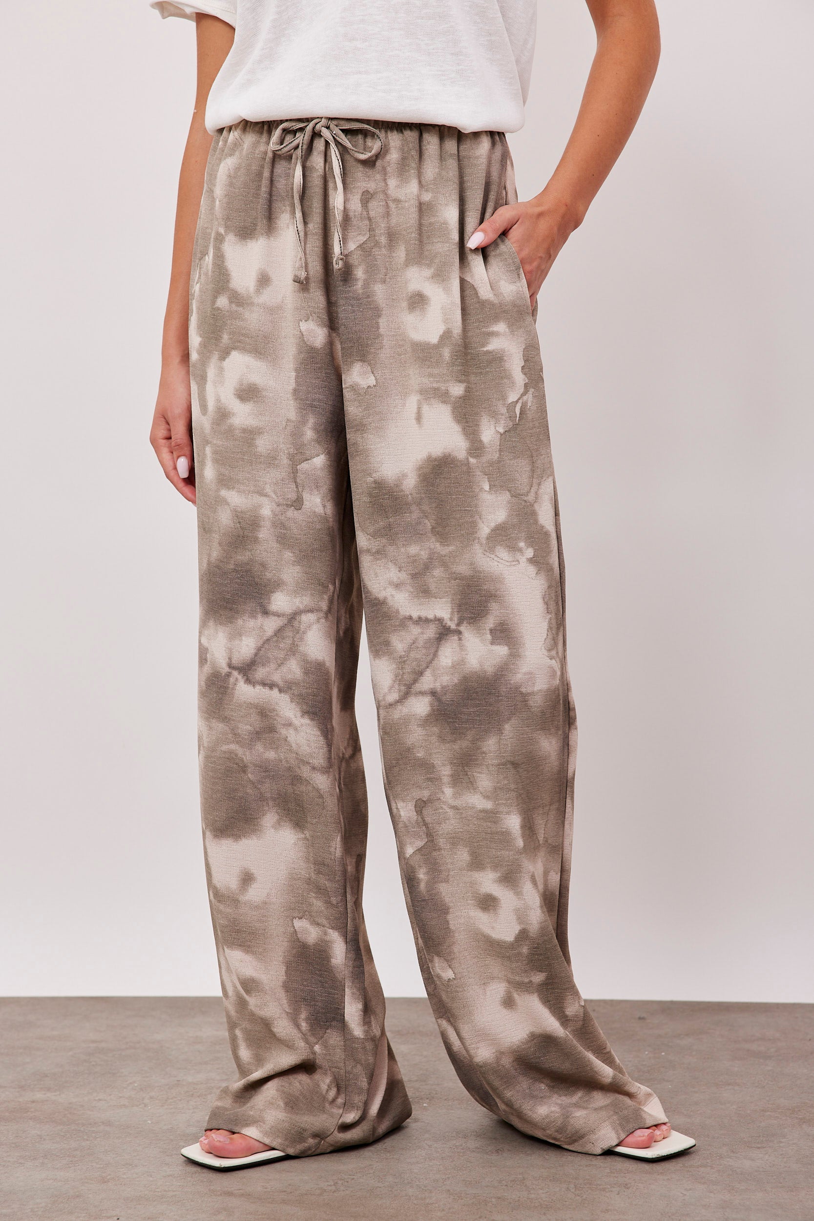 מכנסיים נשפכים בהדפס