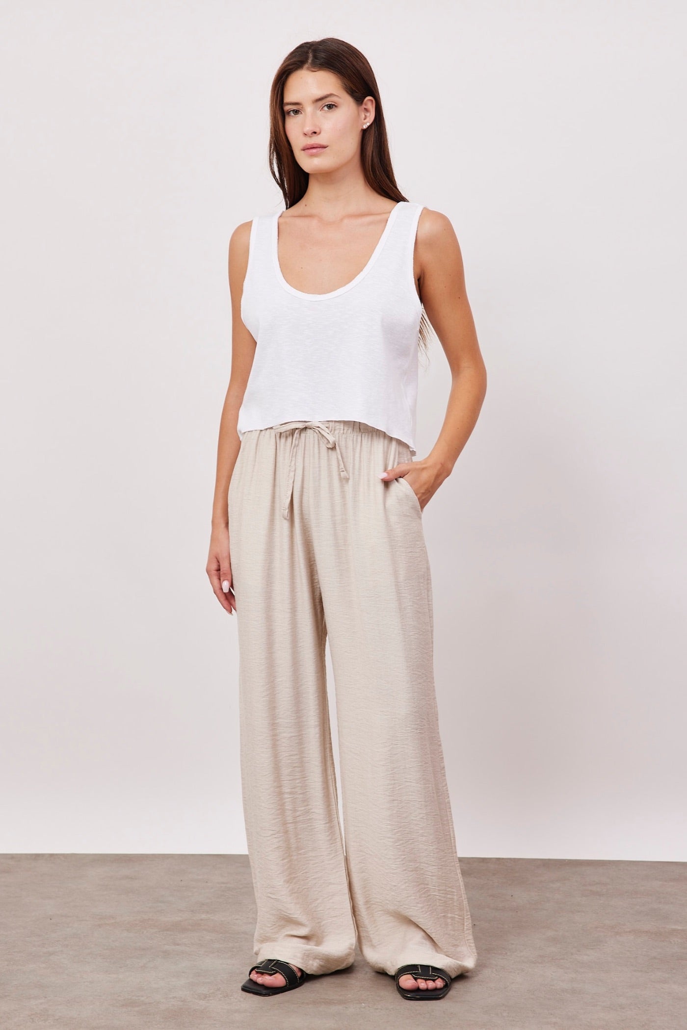 מכנסיים נשפכים במראה פשתן