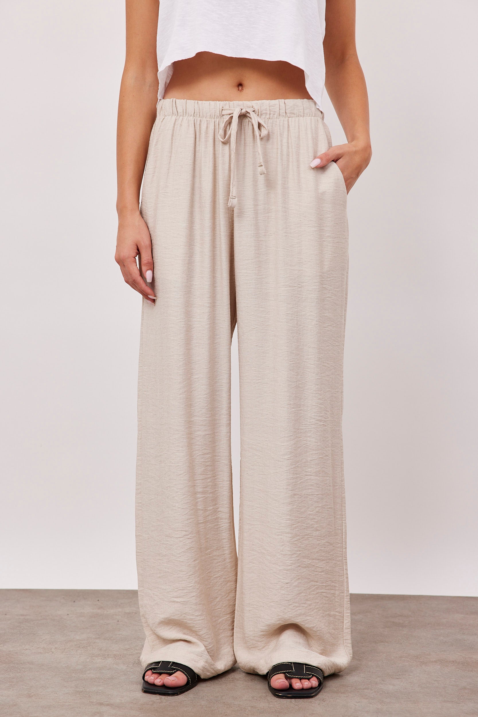 מכנסיים נשפכים במראה פשתן